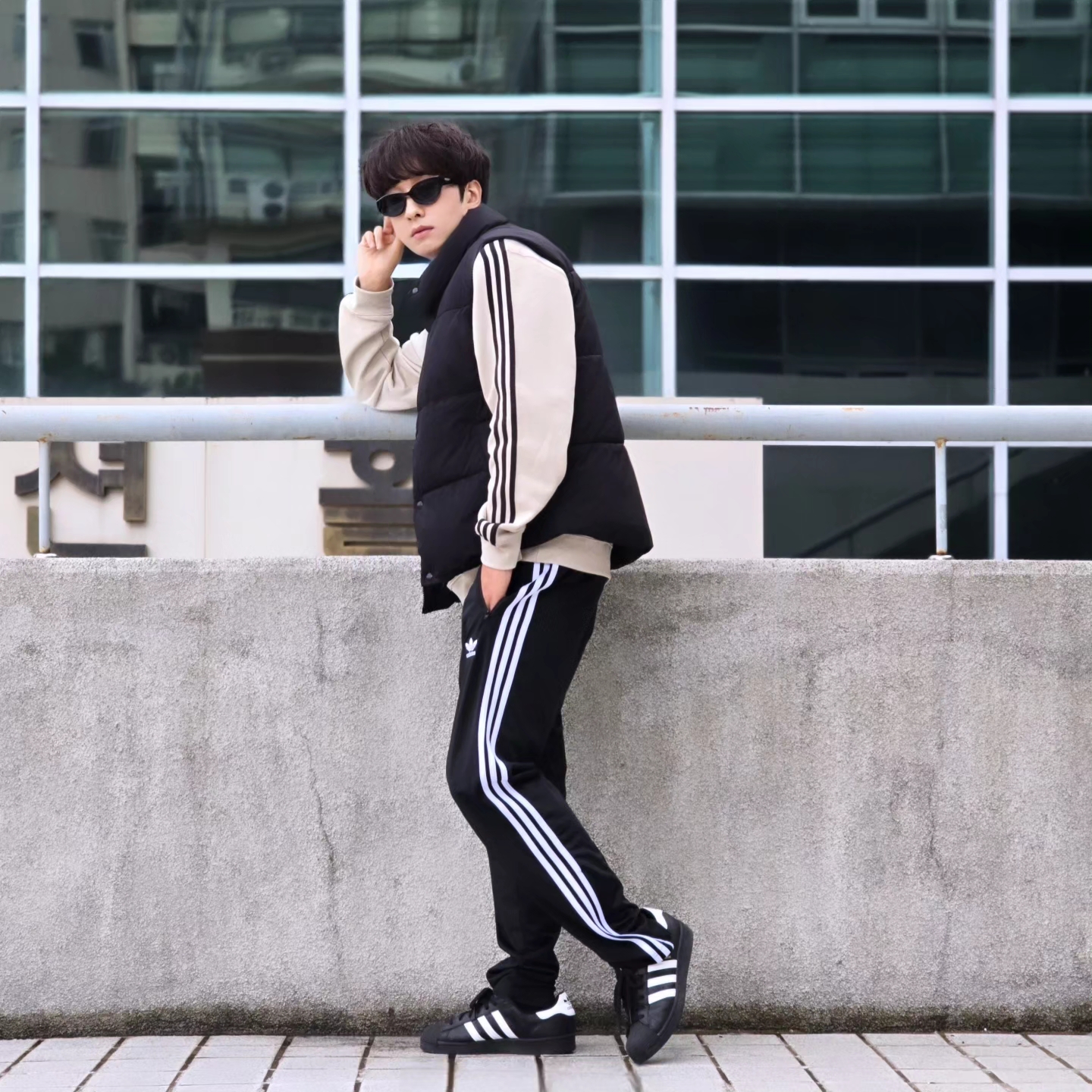 Adidas Adicolor Classic 3-Stripes Half-Zip Sweatshirt Black White - KR Sizing, Adidas Adicolor Classic 3-Stripes Half-Zip Sweatshirt Black White - US Sizing 착용 스타일 - 2