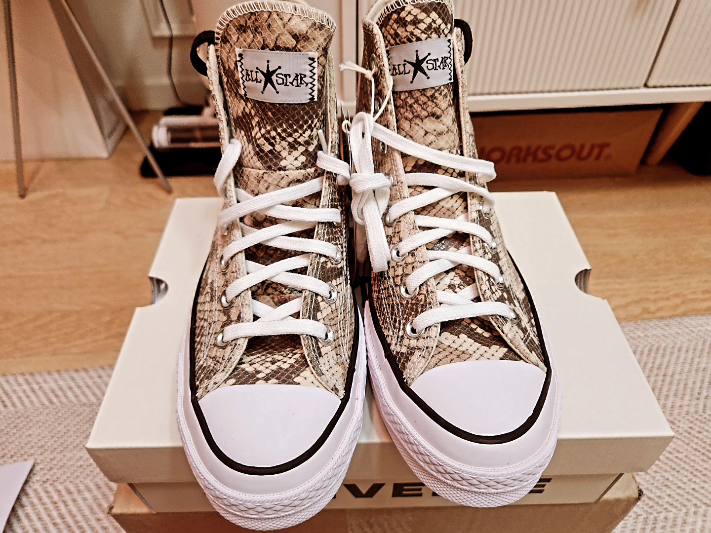 Converse x Stussy Chuck 70 High Leather Snakeskin 착용 스타일 - 3