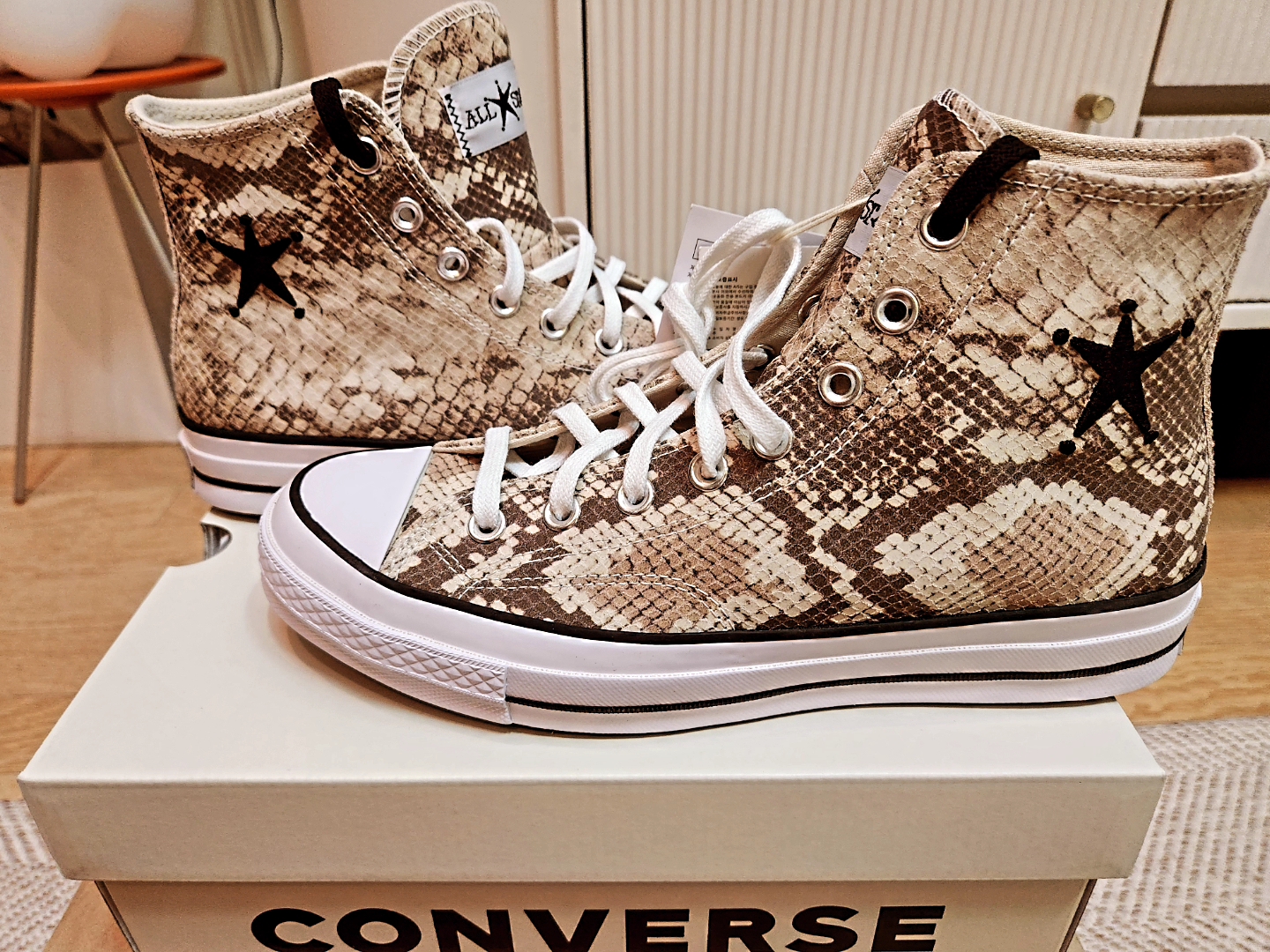 Converse x Stussy Chuck 70 High Leather Snakeskin 착용 스타일 - 1