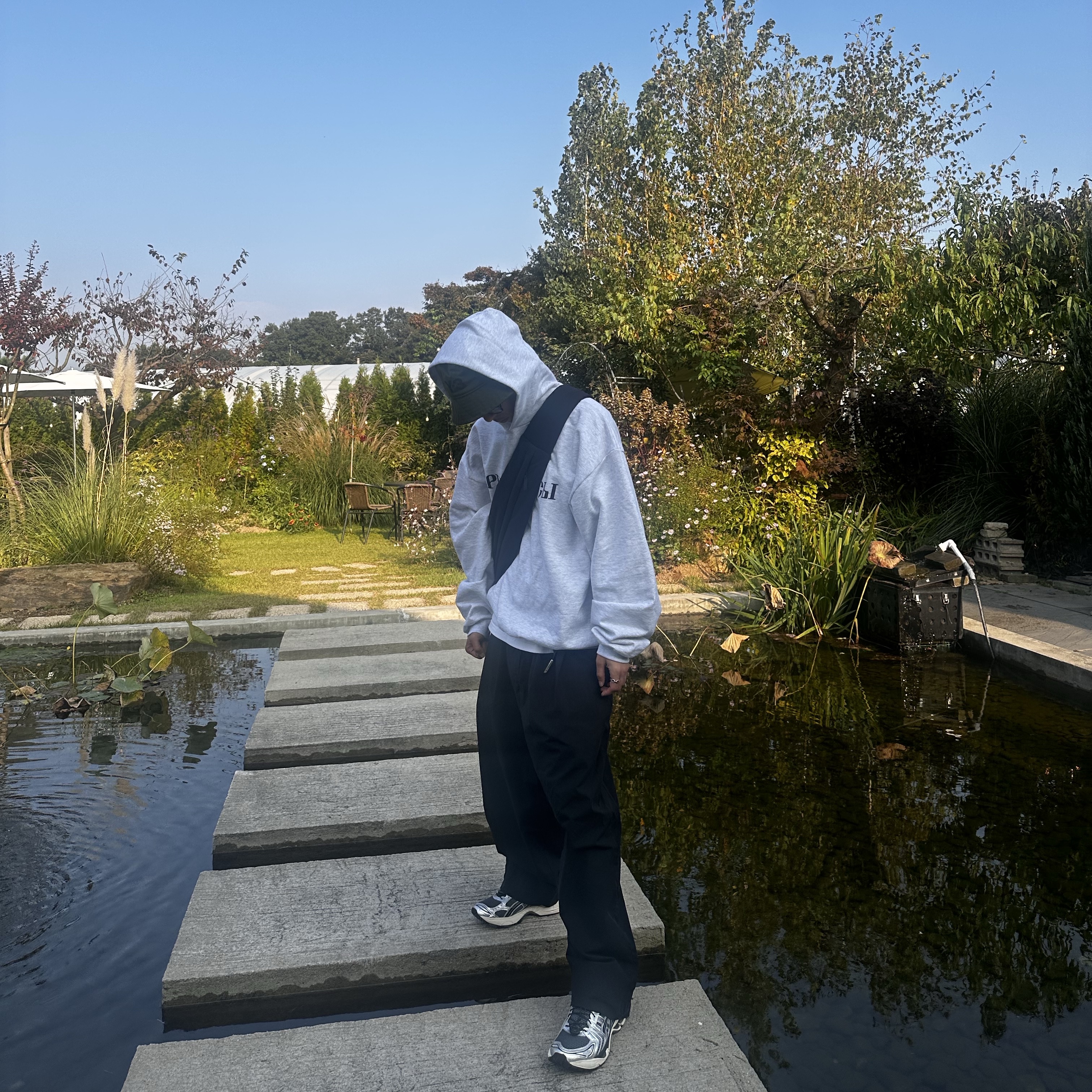 Yeezy Gap Engineered By Balenciaga Snake Bag Black, Yeezy x Gosha Rubchinskiy YZY Black Dogs Hoodie Heather Grey 착용 스타일 - 3