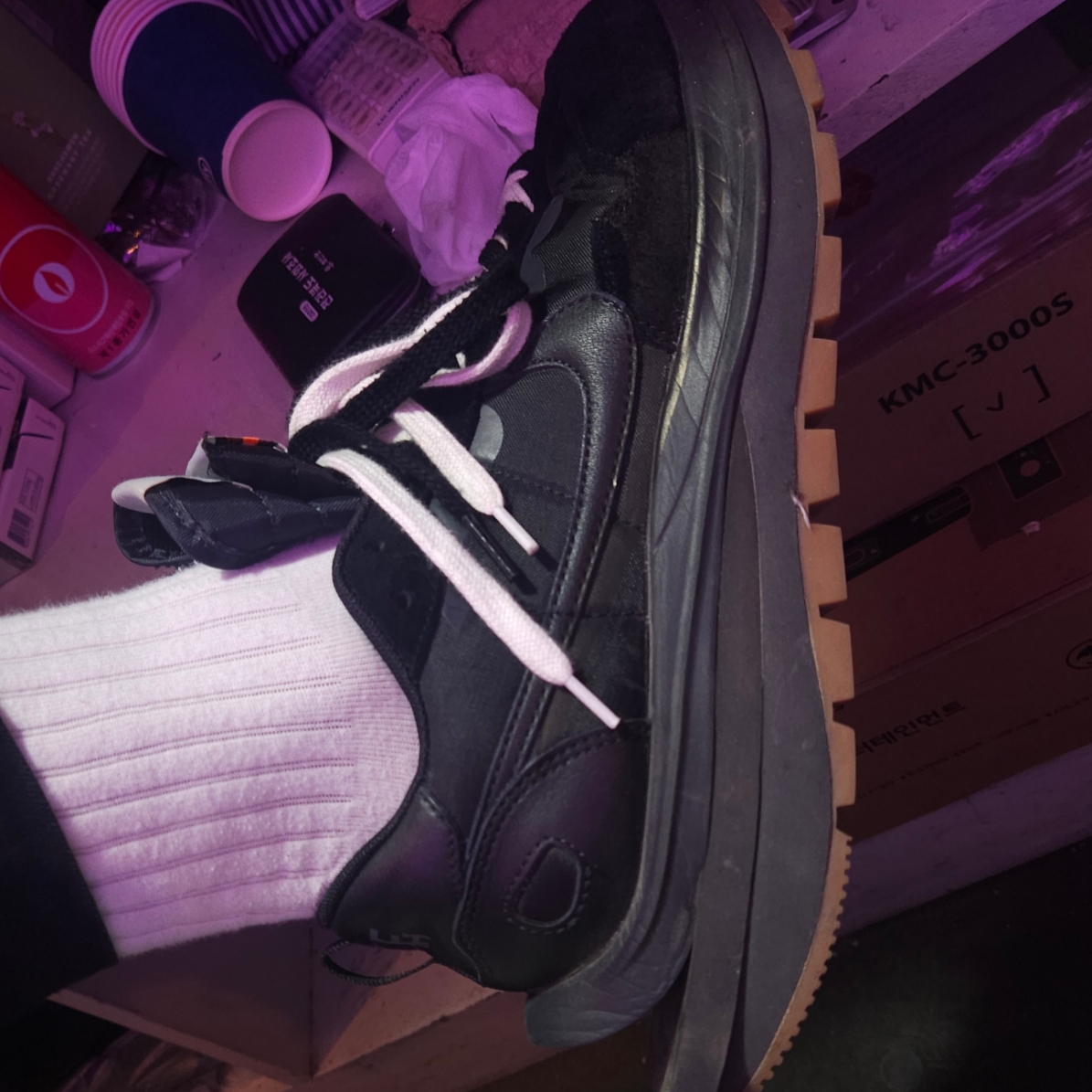 Nike x Sacai VaporWaffle Black and Gum 착용 스타일 - 3