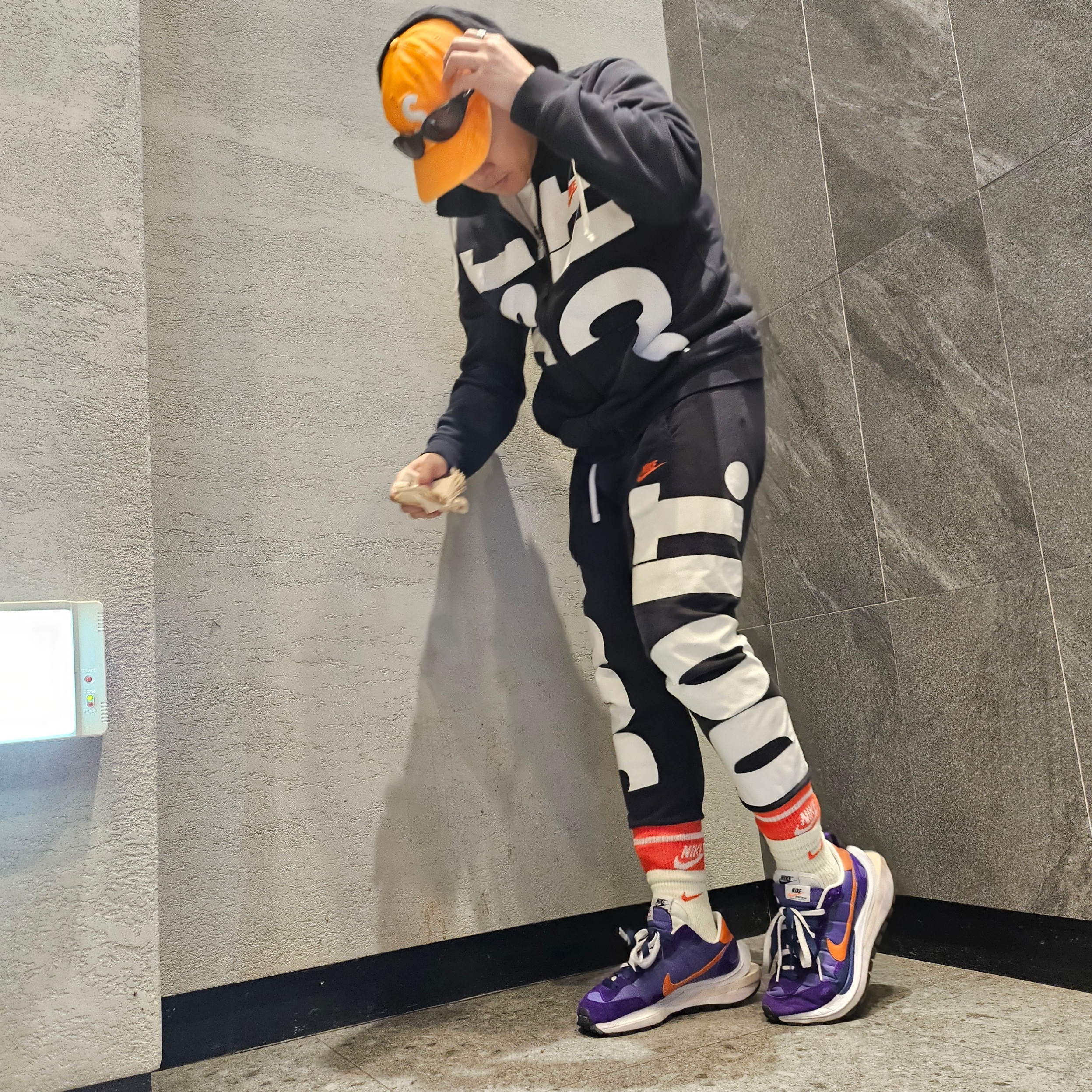Supreme Pigment Canvas S Logo 6-Panel Orange - 23SS, Oakley Eye Jacket Redux Matte Black Frame Prizm Grey Lenses High Bridge Fit 착용 스타일 - 1