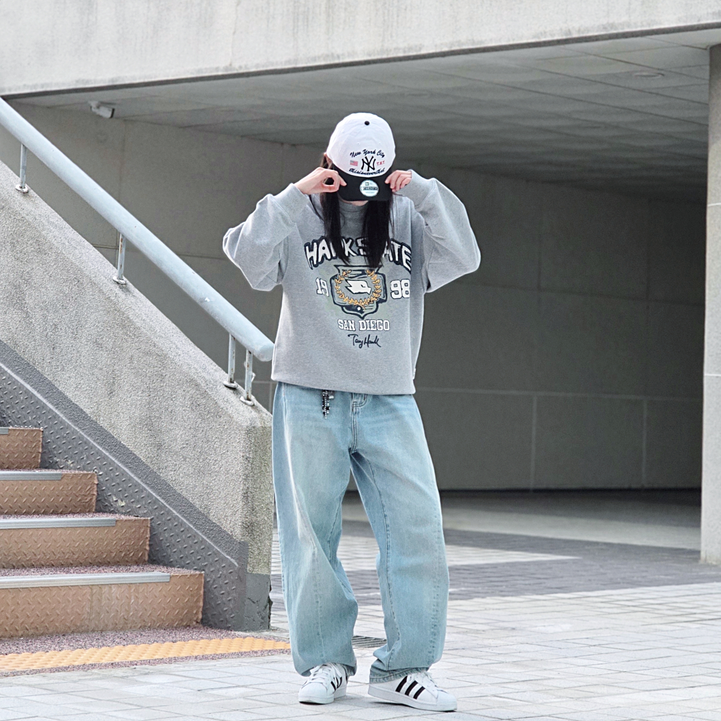 Thisisneverthat x New Era x MLB New York Yankees Unstructured Ball Cap White Black, Adidas Superstar White Black 착용 스타일 - 1