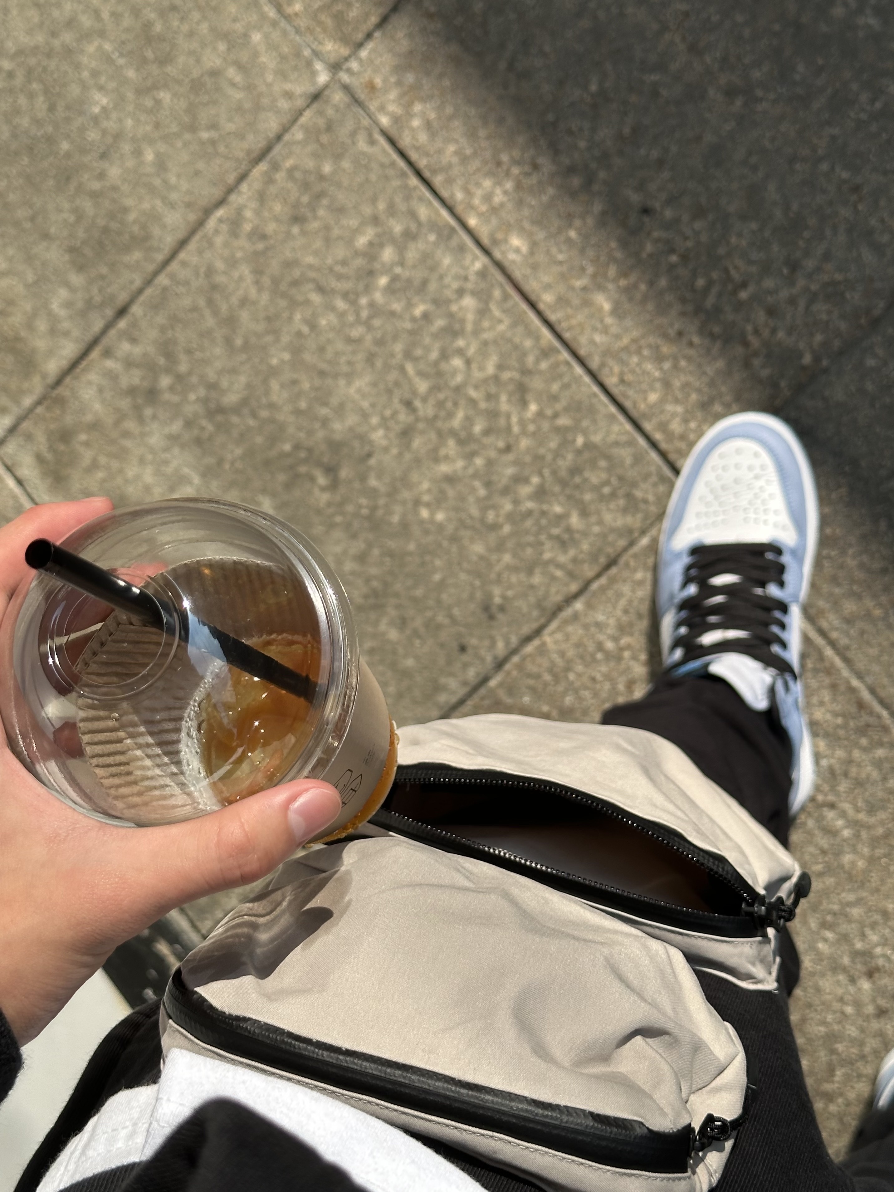 Jordan 1 Retro High OG University Blue, Nike x Travis Scott NRG AG Utility Sweatpants Black 착용 스타일 - 1