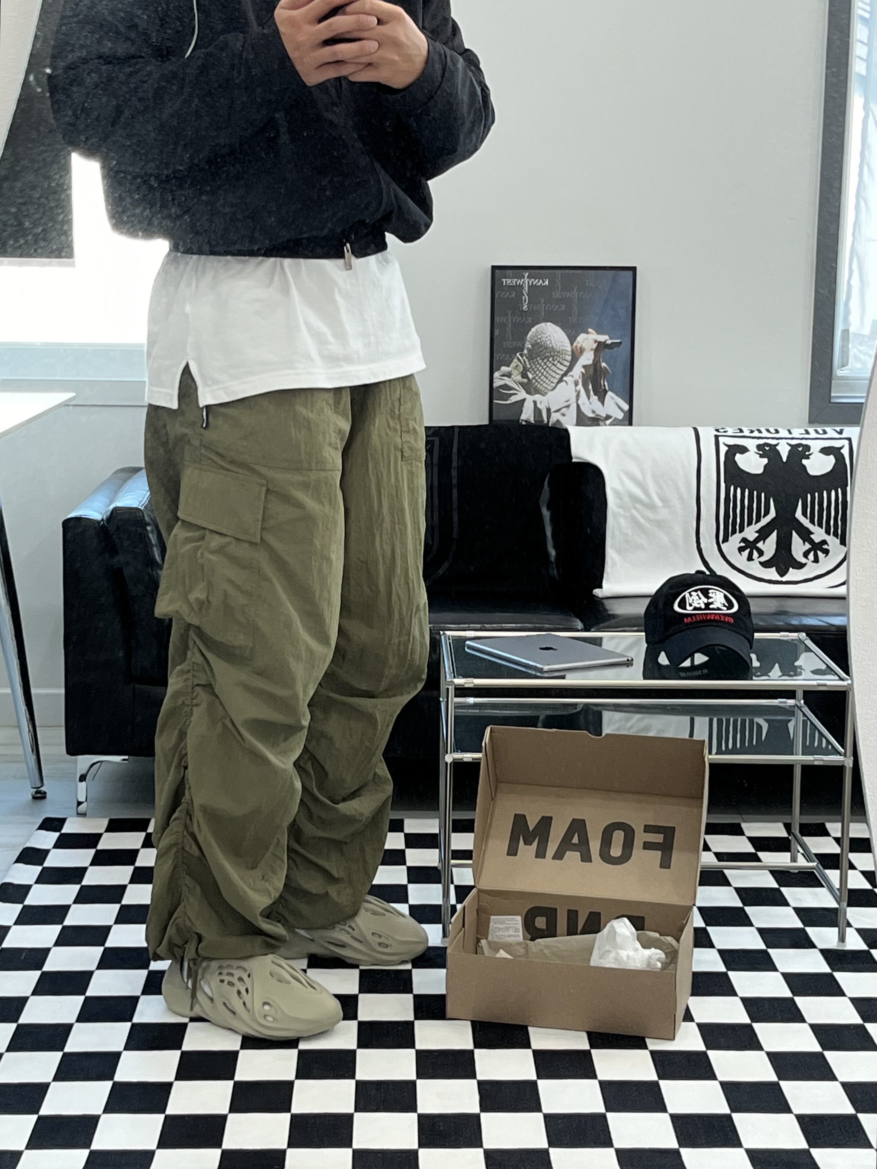 Adidas Yeezy Foam RNNR Stone Salt 착용 스타일