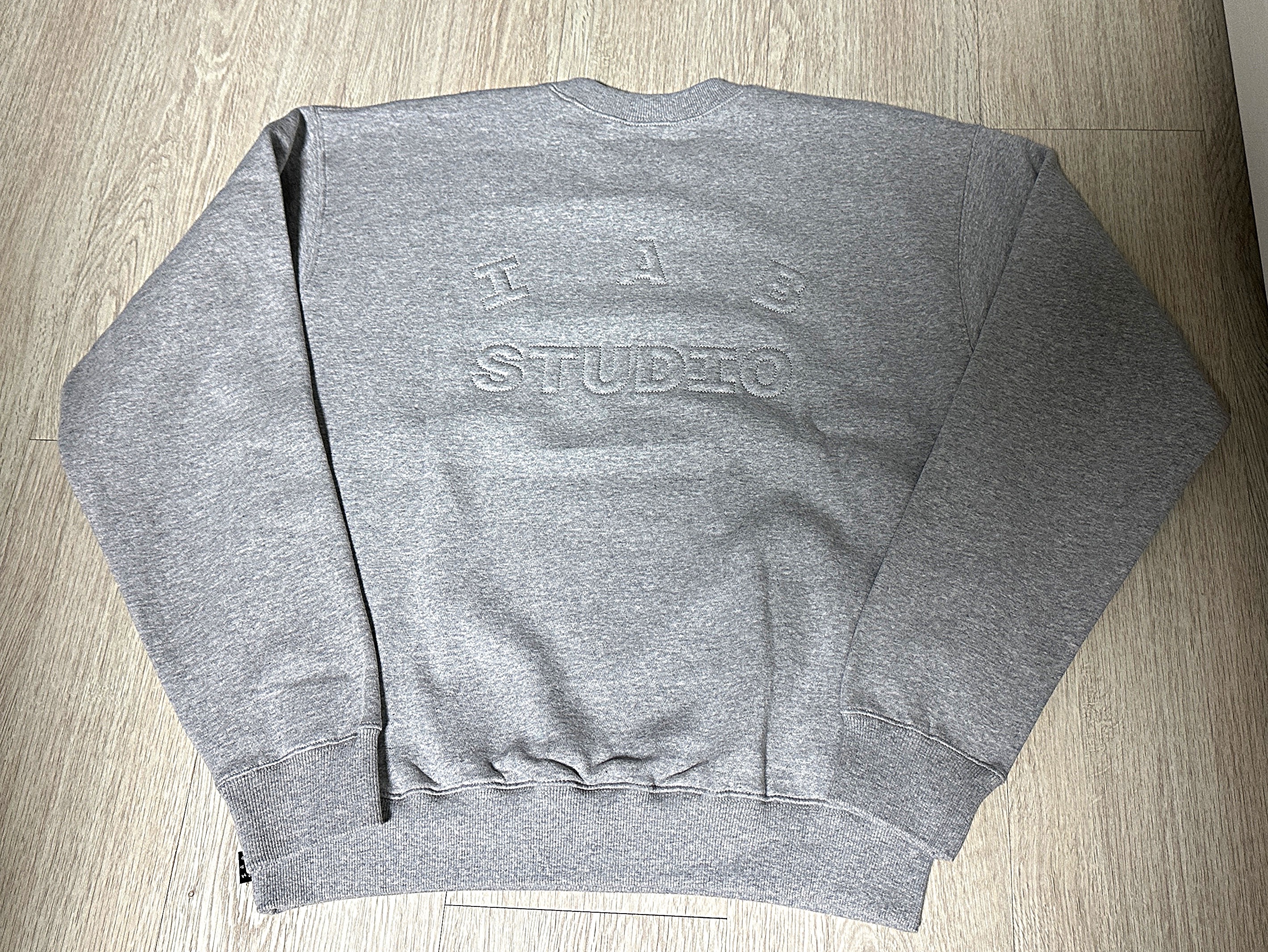 IAB Studio Embossed Sweatshirt Gray 착용 스타일