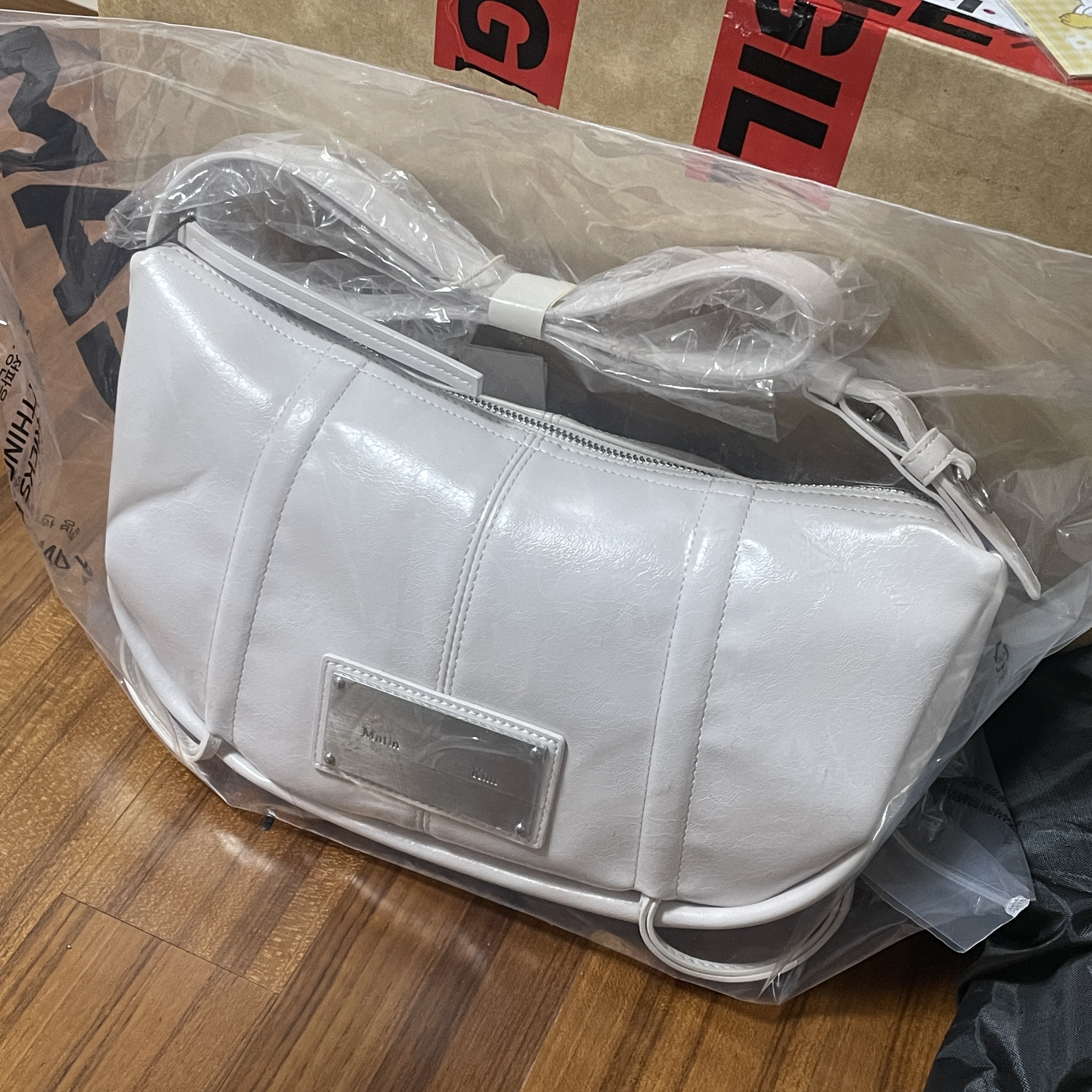 Matin Kim Half Shirring Ribbon Round Bag Ivory 착용 스타일