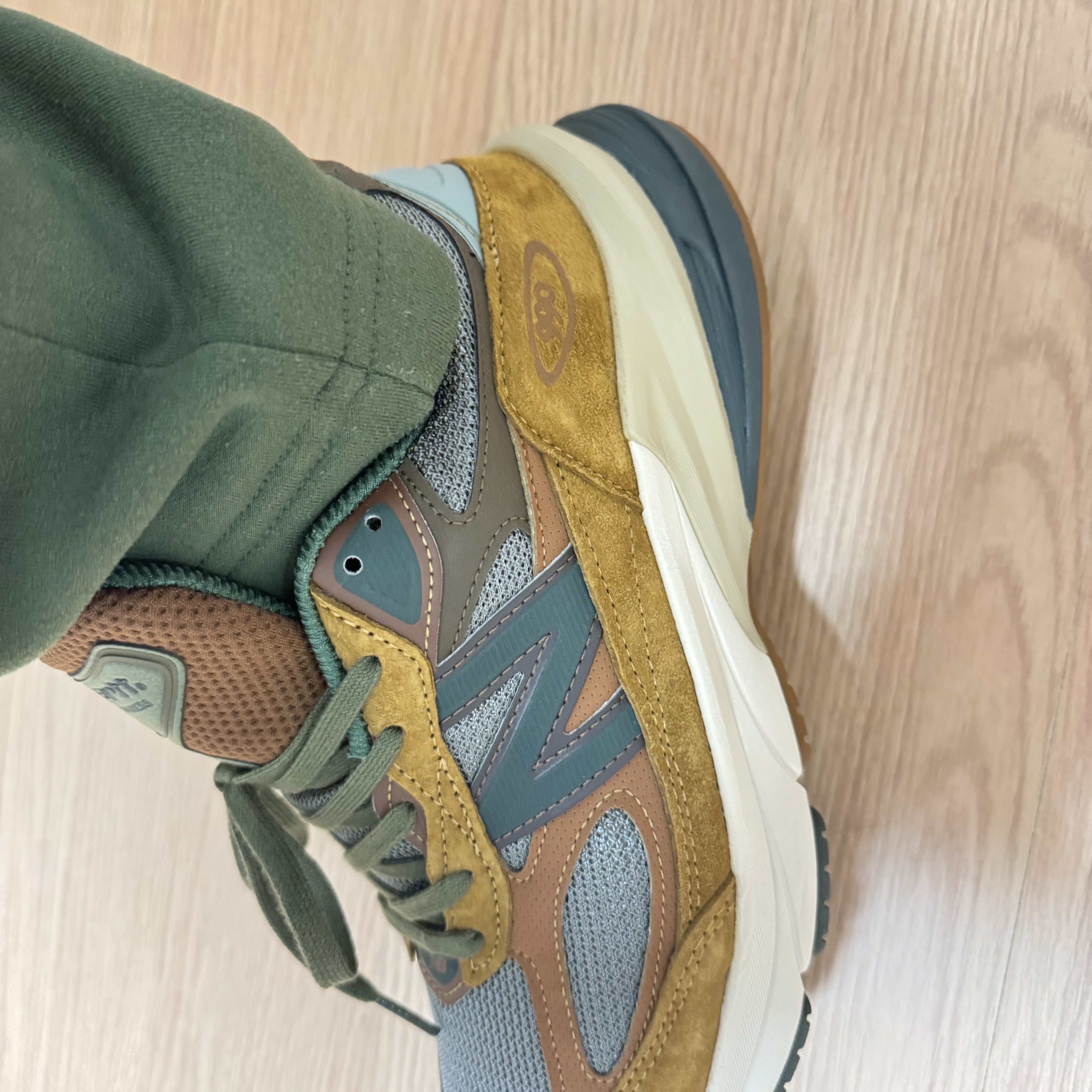 New Balance x Carhartt WIP 990v6 Made in USA Hamilton Brown Military Green 착용 스타일 - 3