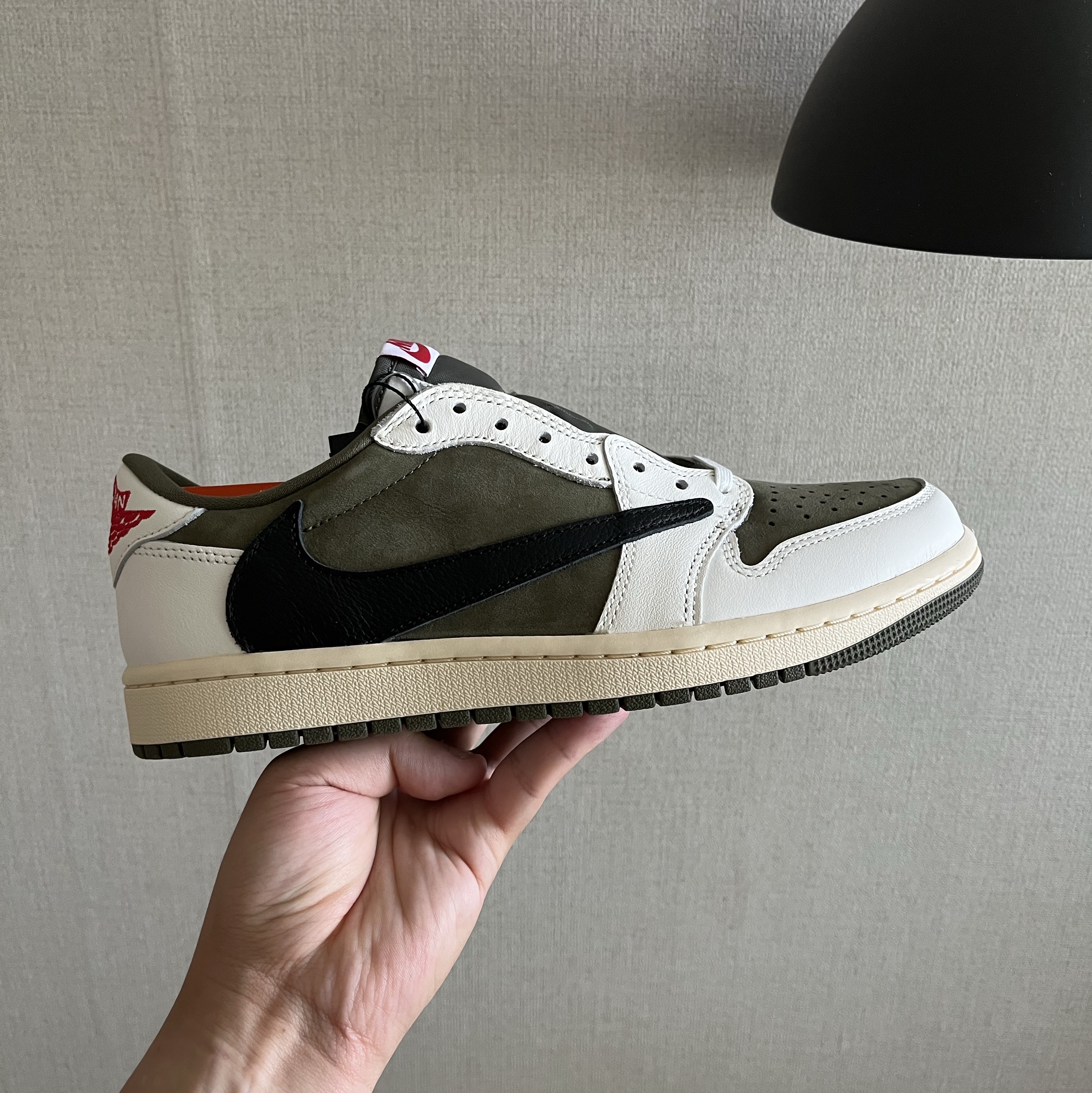 Jordan 1 x Travis Scott Retro Low OG SP Reverse Olive 착용 스타일