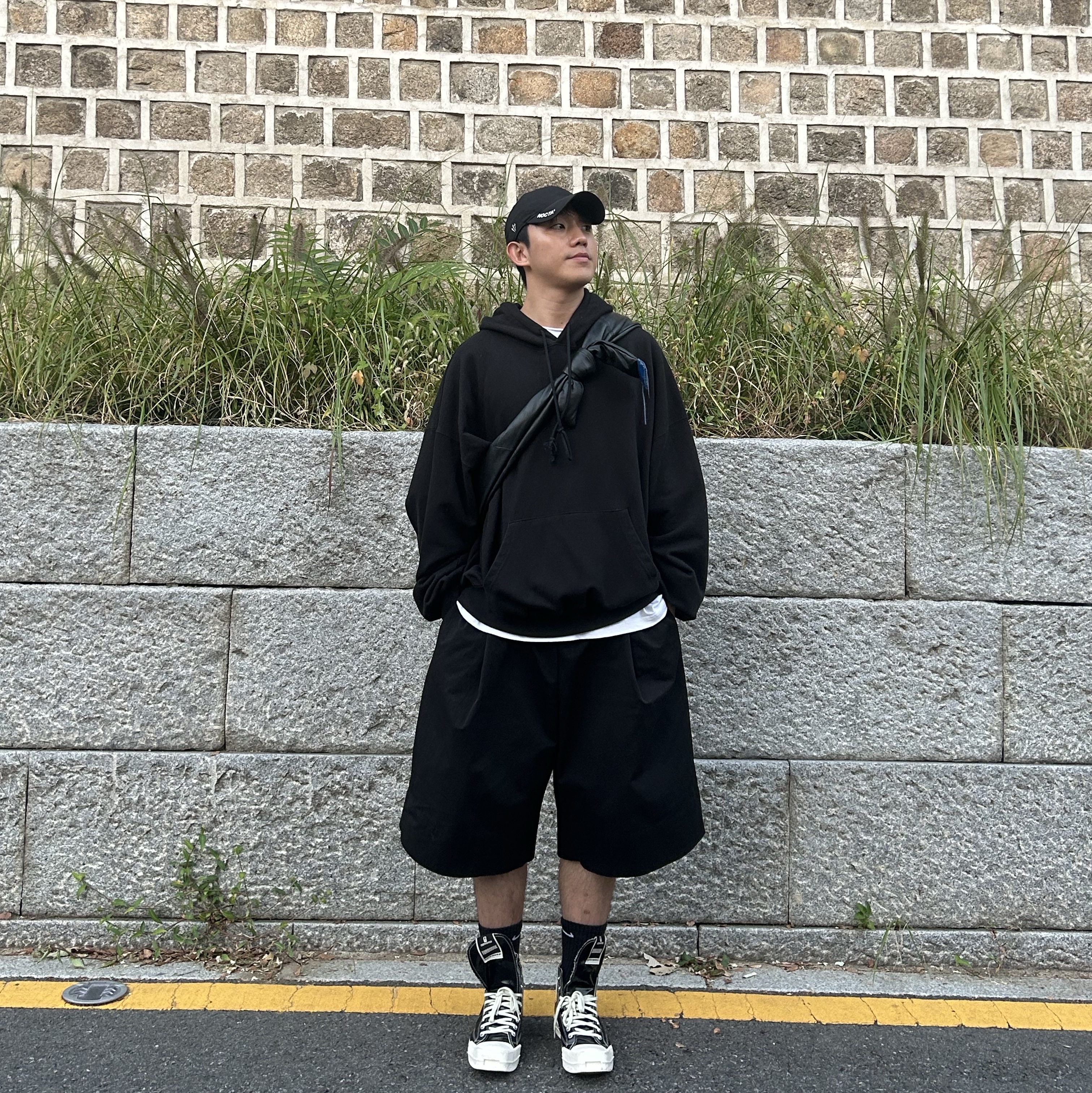 Nike x Drake Nocta Golf Cap Black, Ader Error x Zara Leather Shoulder Bag with Knot Black 착용 스타일 - 1