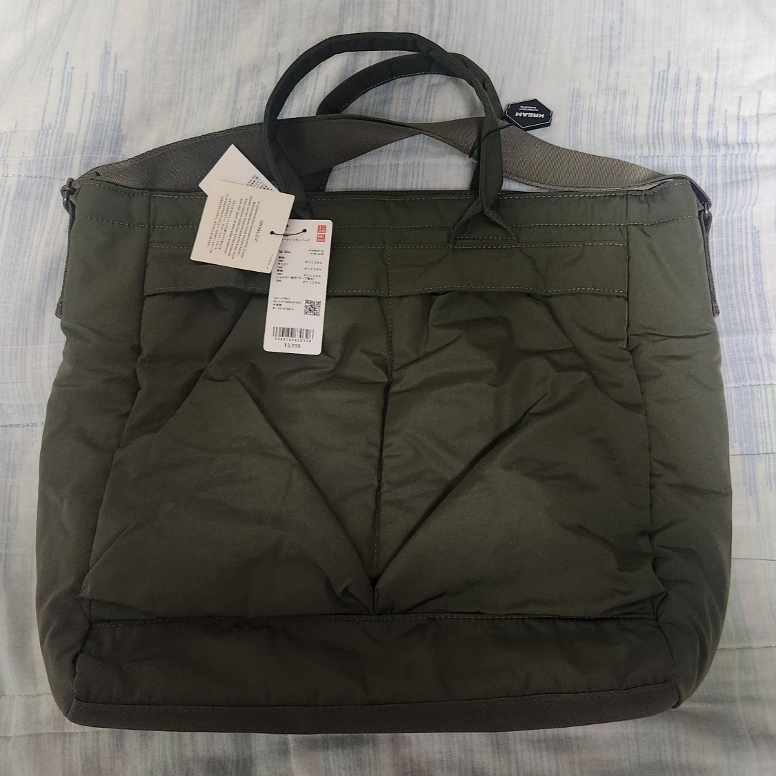 Uniqlo 2-Way Utility Bag Olive 착용 스타일