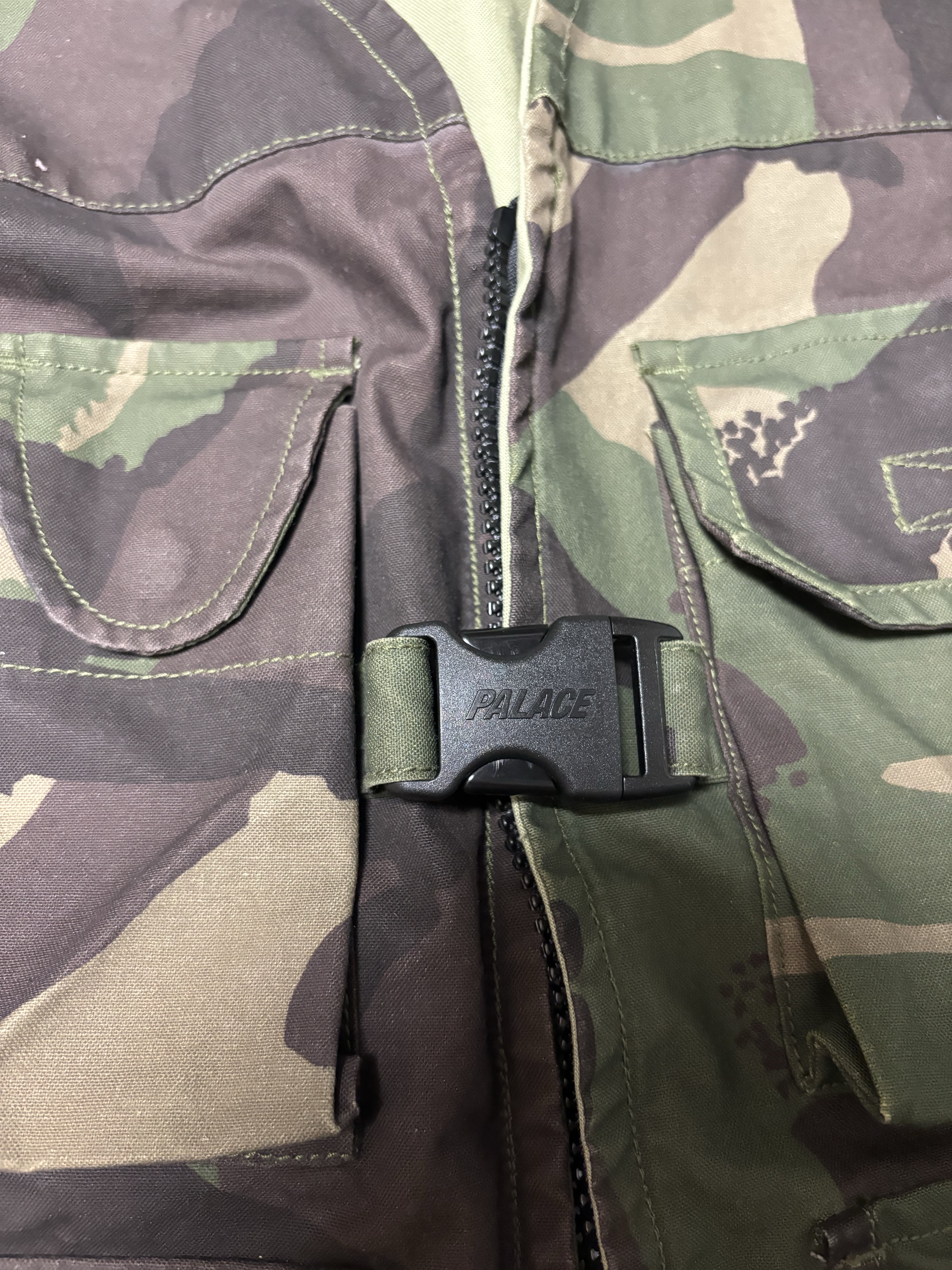 Palace Utility Gilet Camo - 23SS, GU x Undercover Denim Convertible Wide Cargo Pants Blue 착용 스타일 - 3