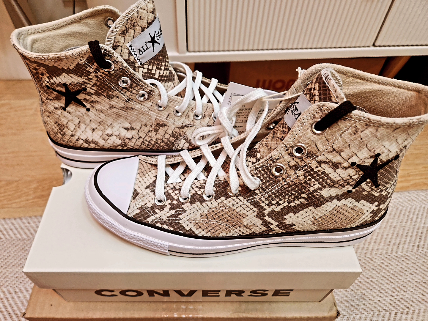 Converse x Stussy Chuck 70 High Leather Snakeskin 착용 스타일 - 6