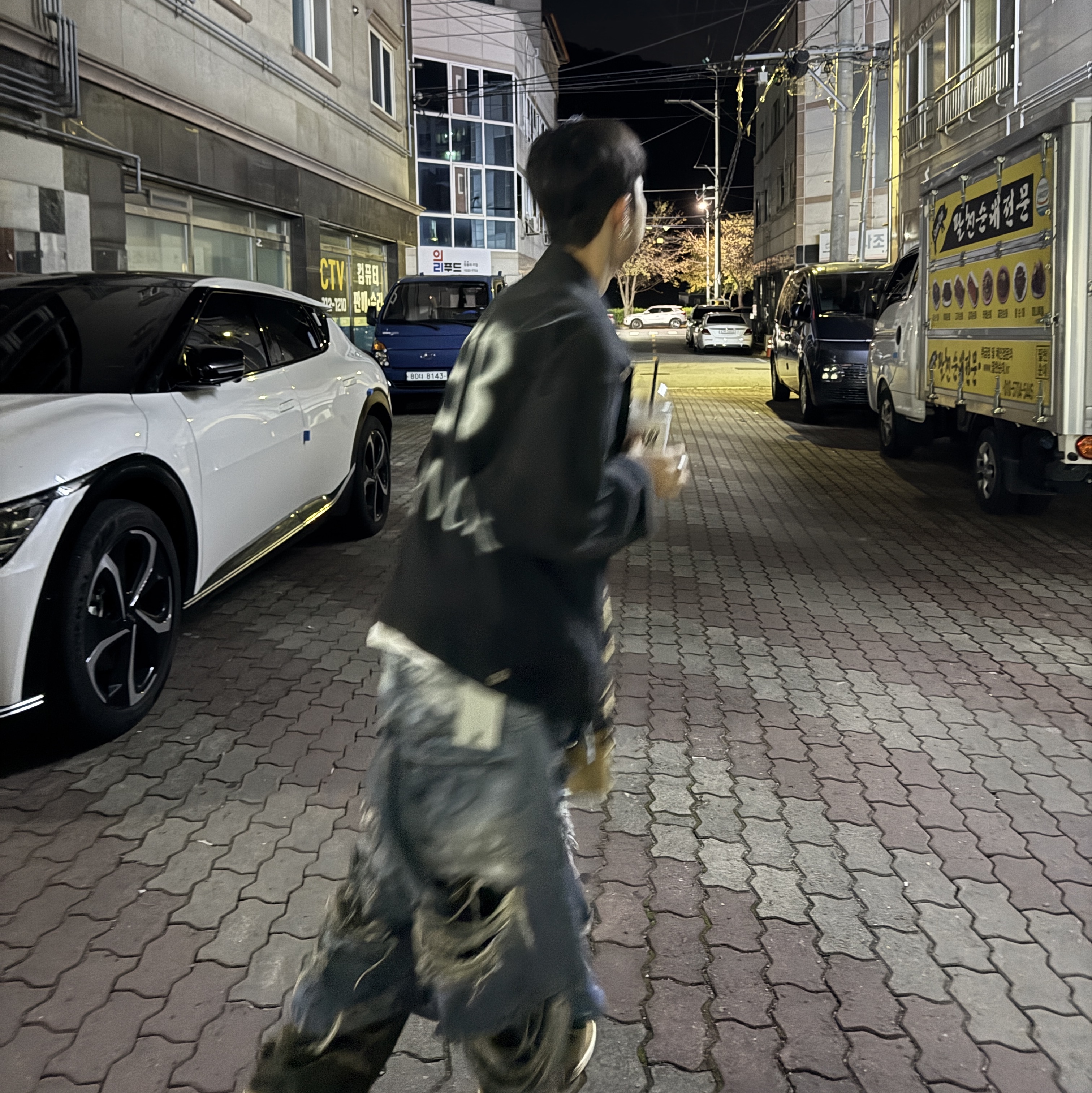 Balenciaga Spray Paint Logo Denim Jacket Black, Jordan 1 Retro High Rookie of the Year 착용 스타일 - 1