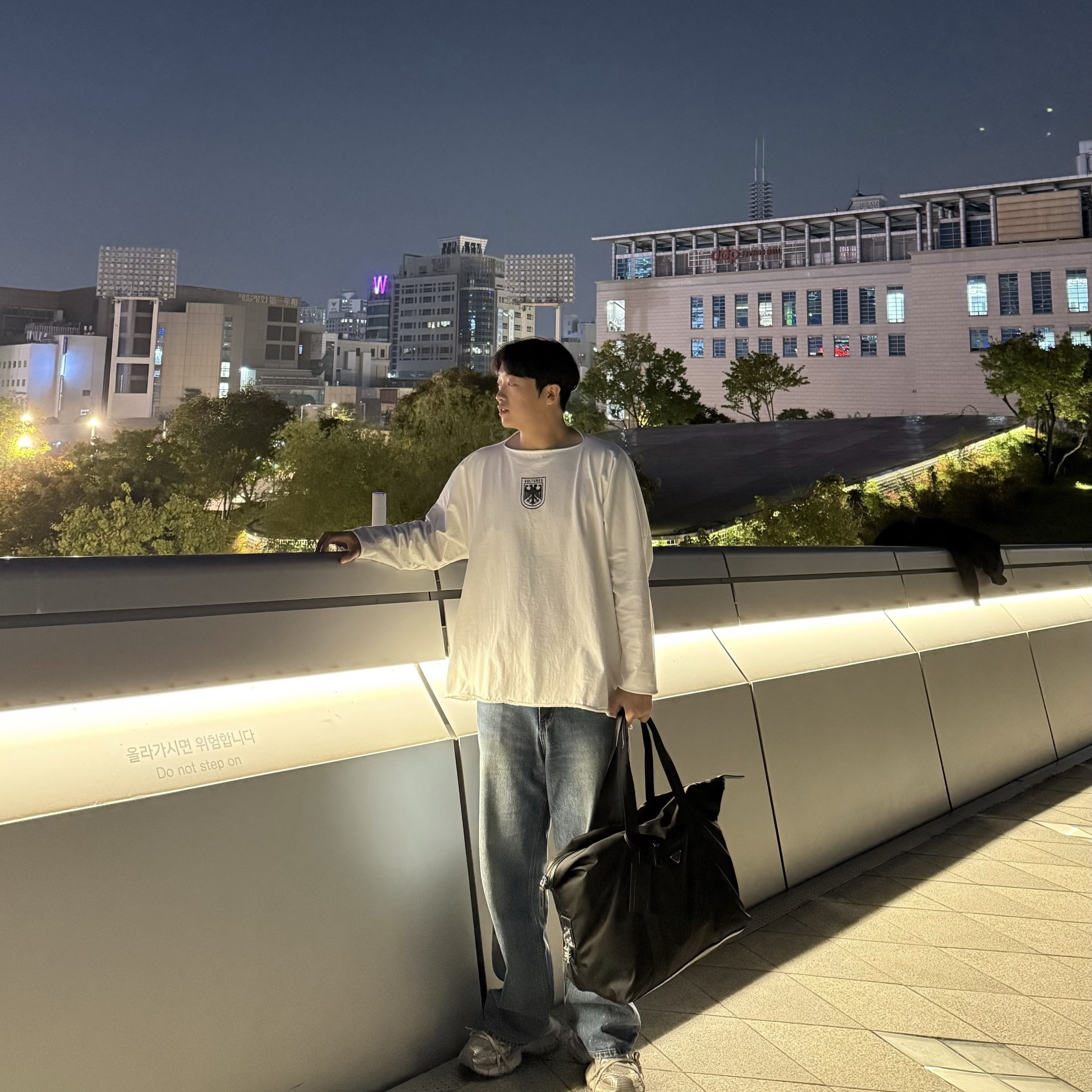 Yeezy Vultures Long Sleeve T-Shirt White, (W) Balenciaga 3XL Sneakers Light Beige 착용 스타일 - 1
