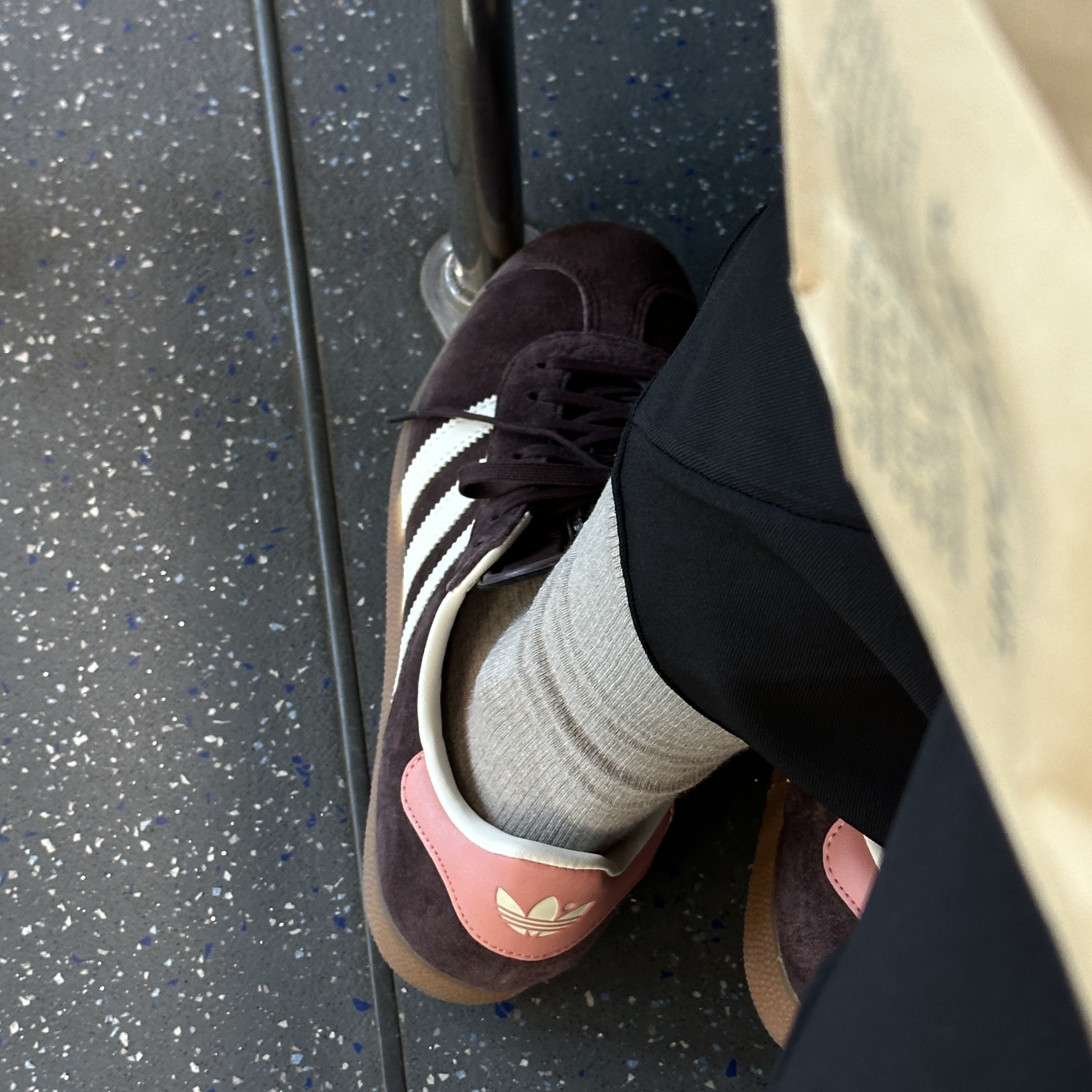(W) Adidas Gazelle Shadow Brown 착용 스타일