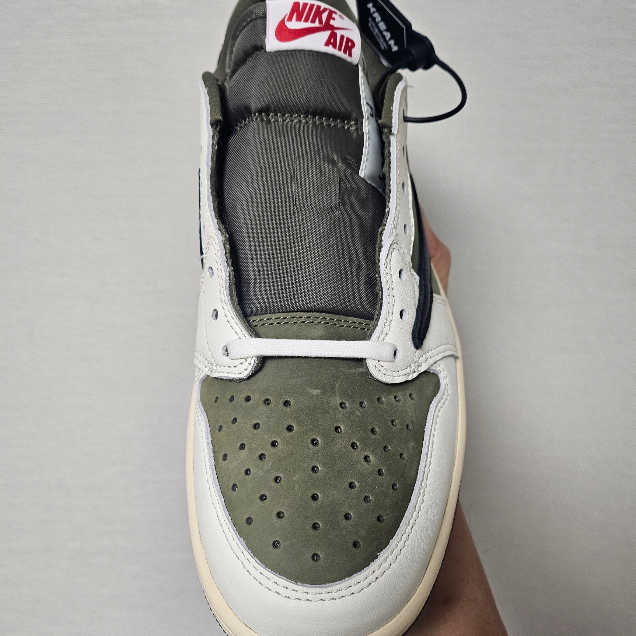 Jordan 1 x Travis Scott Retro Low OG SP Reverse Olive 착용 스타일 - 3