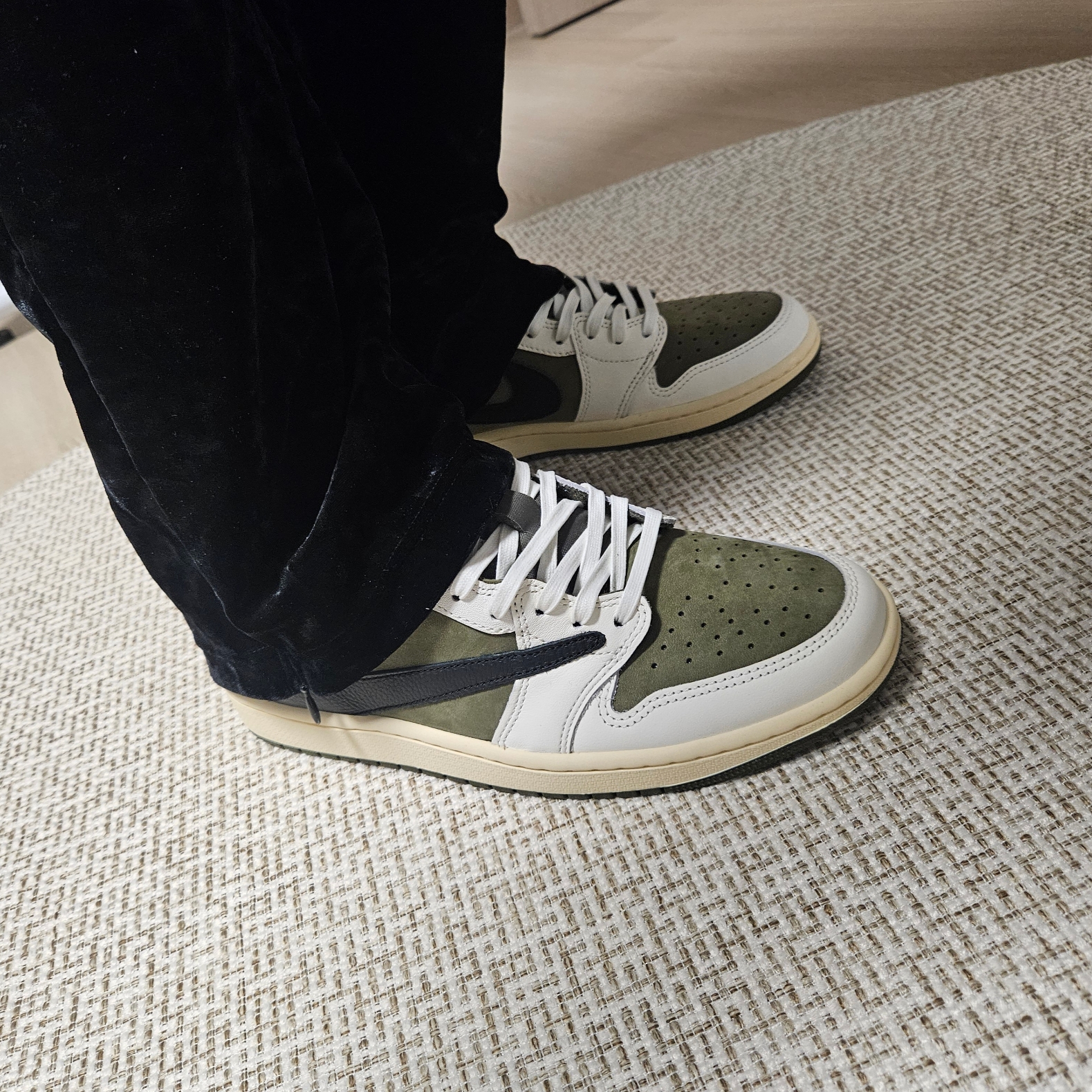 Jordan 1 x Travis Scott Retro Low OG SP Reverse Olive 착용 스타일 - 3