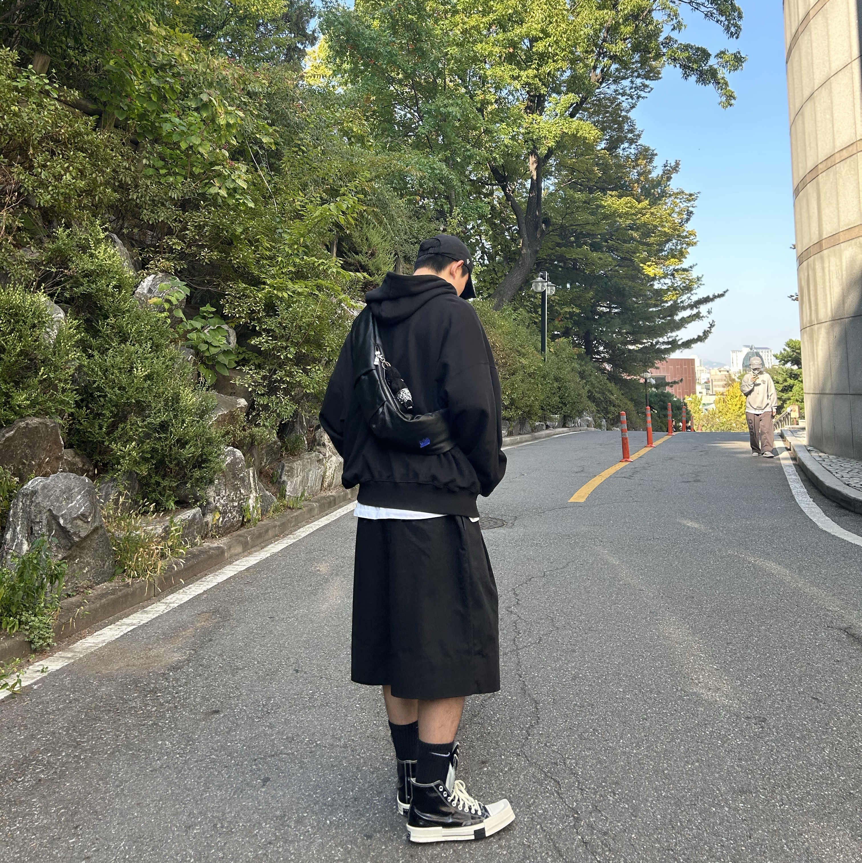 Nike x Drake Nocta Golf Cap Black, Ader Error x Zara Leather Shoulder Bag with Knot Black 착용 스타일 - 2