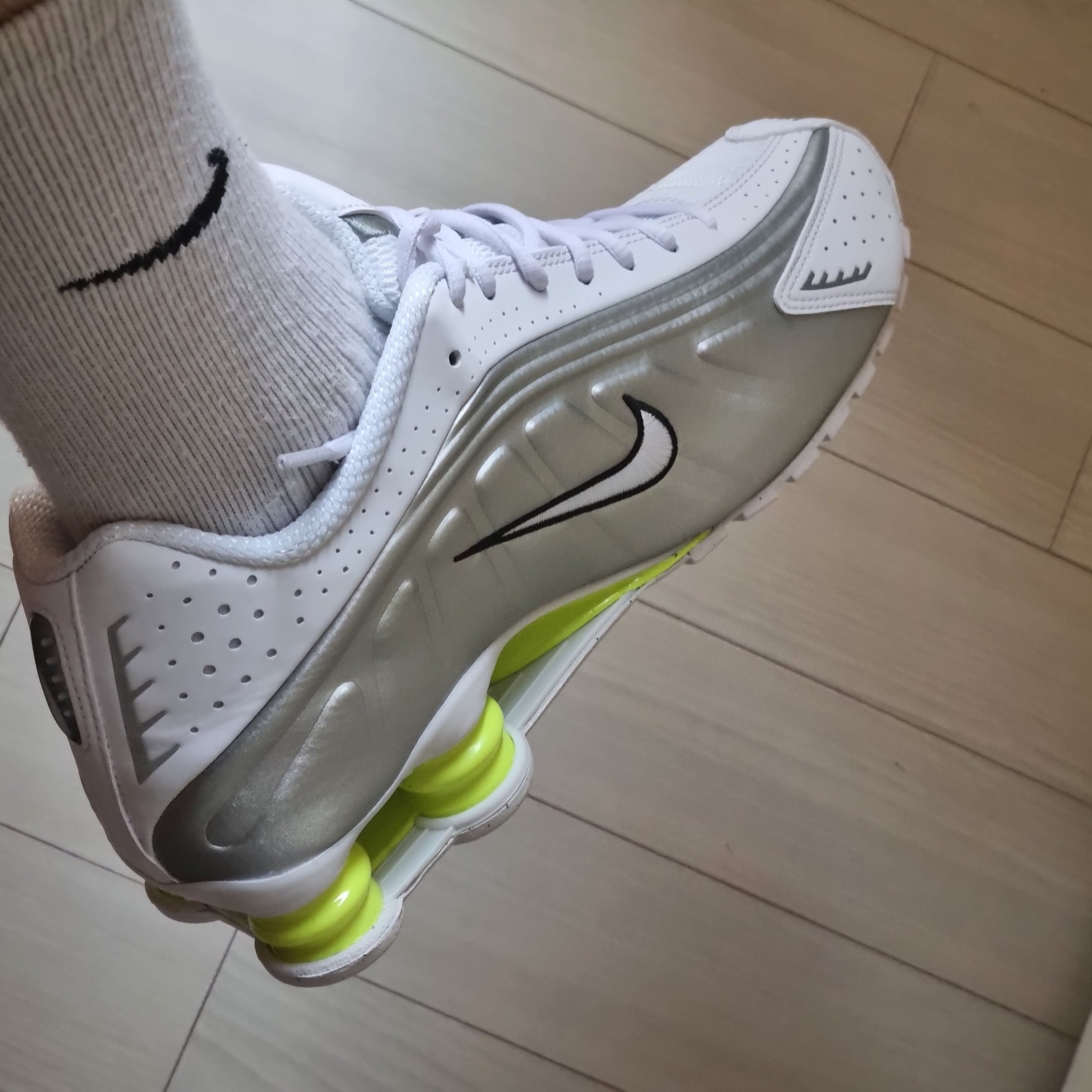 (W) Nike Shox R4 White Metallic Silver, Nike Shox R4 Black and Metallic Silver 착용 스타일