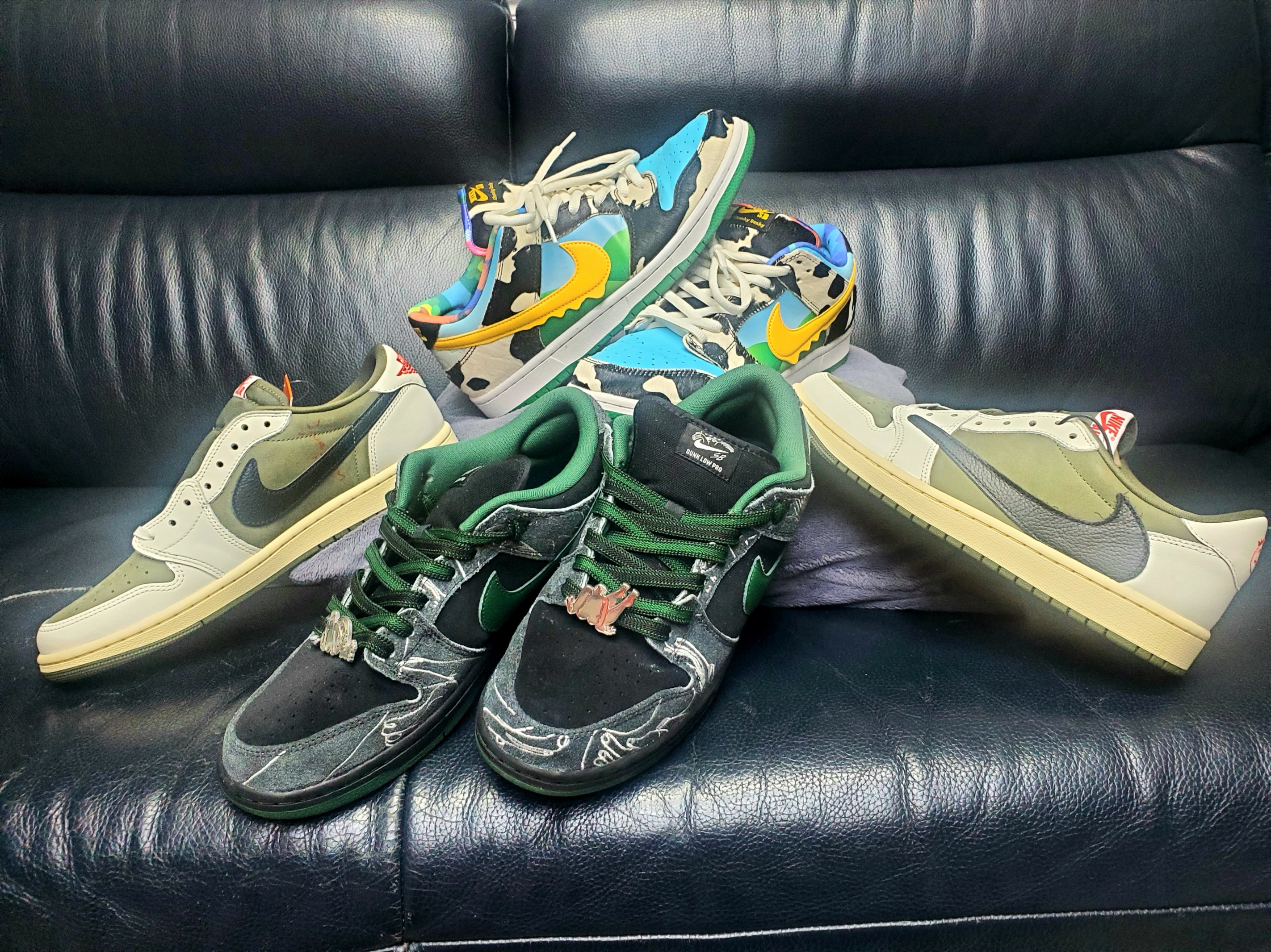 Jordan 1 x Travis Scott Retro Low OG SP Reverse Olive, Nike x There SB Dunk Low Pro Anthracite and Gorge Green 착용 스타일