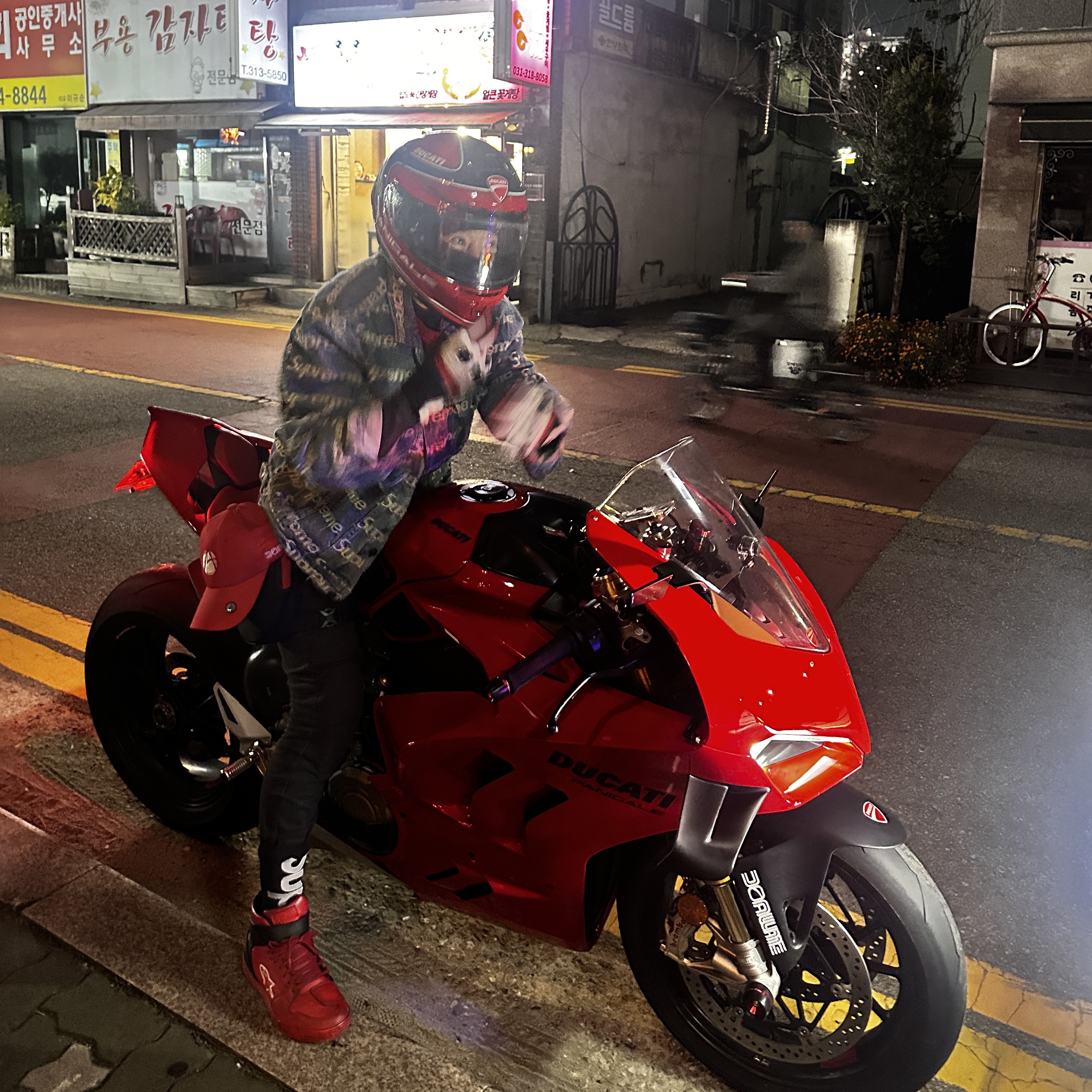 Supreme Nite Ize S Logo Keychain Red - 21FW, Supreme Lighter Case Carabiner Red - 22SS 착용 스타일 - 2