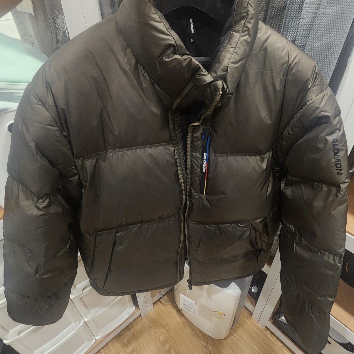 Salomon Contour Down Jacket Khaki 착용 스타일
