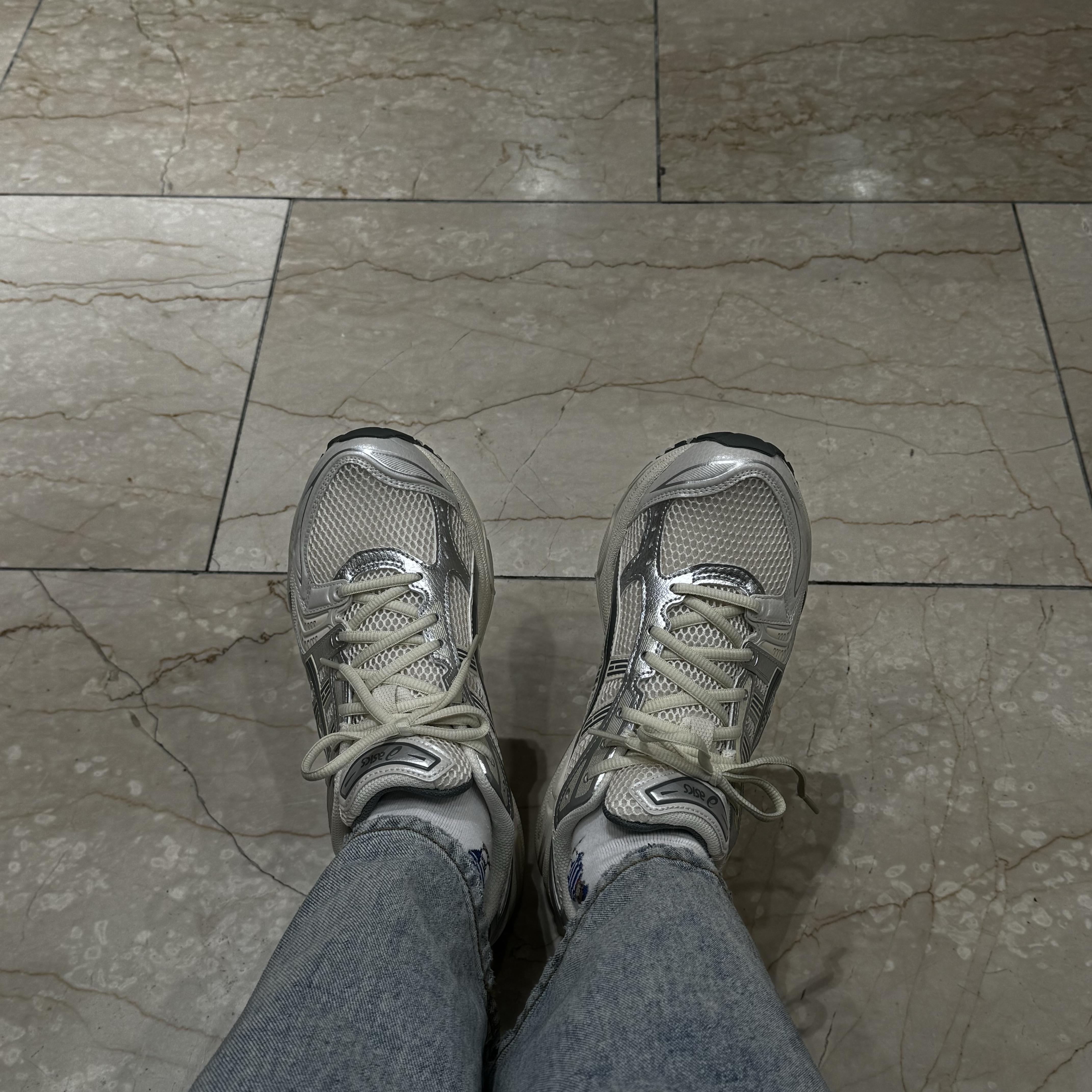 Asics Gel-Kayano 14 Birch Dark Pewter 착용 스타일 - 2