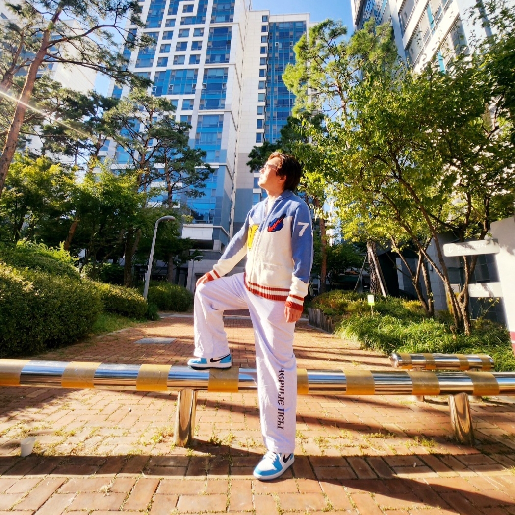 Yeezy x Gosha Rubchinskiy YZY Black Dogs Jogger Heather Grey, Nike ACG Ralph Steadman Long Sleeve T-Shirt Summit White - Asia 착용 스타일