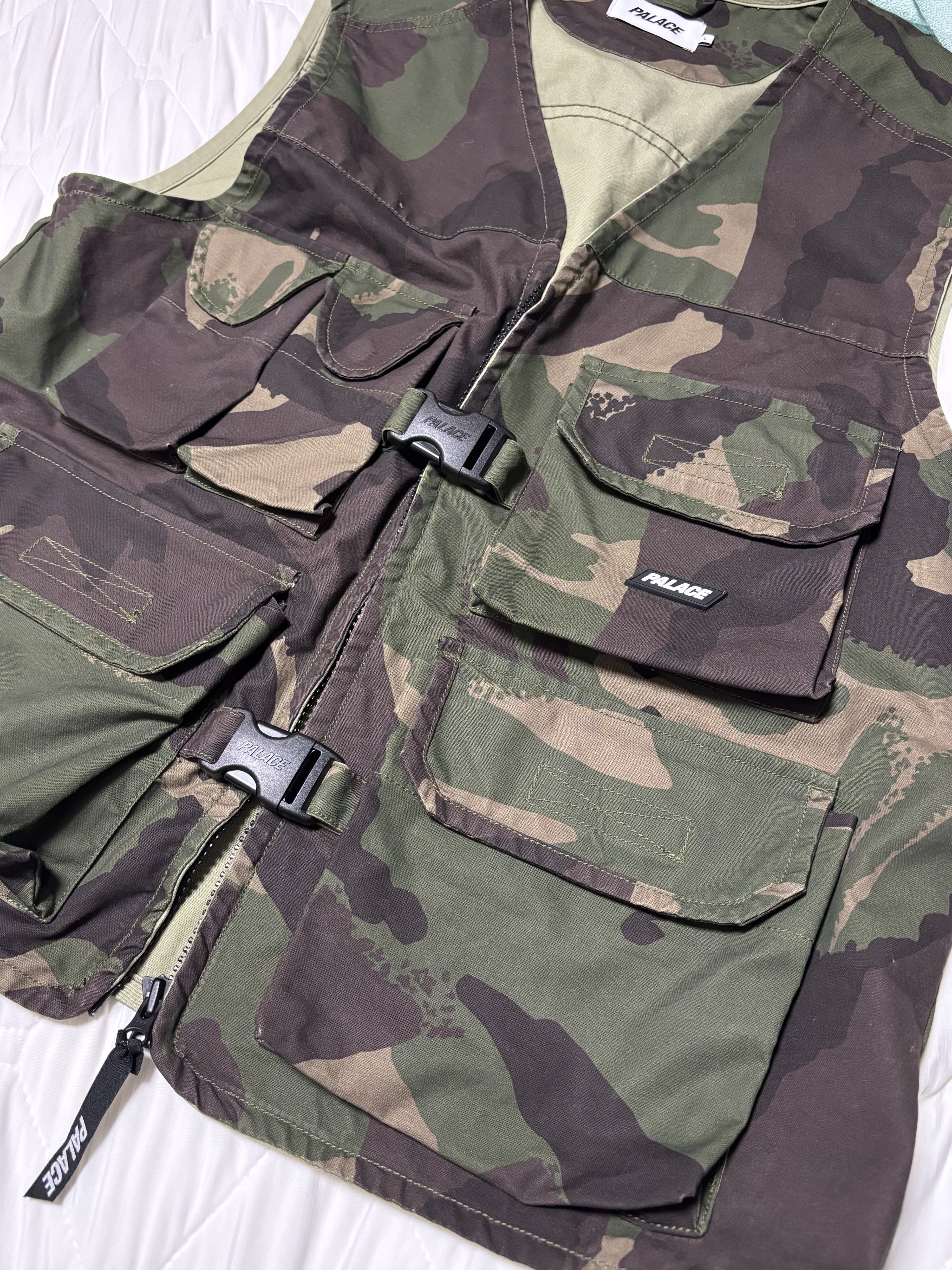Palace Utility Gilet Camo - 23SS, GU x Undercover Denim Convertible Wide Cargo Pants Blue 착용 스타일 - 2