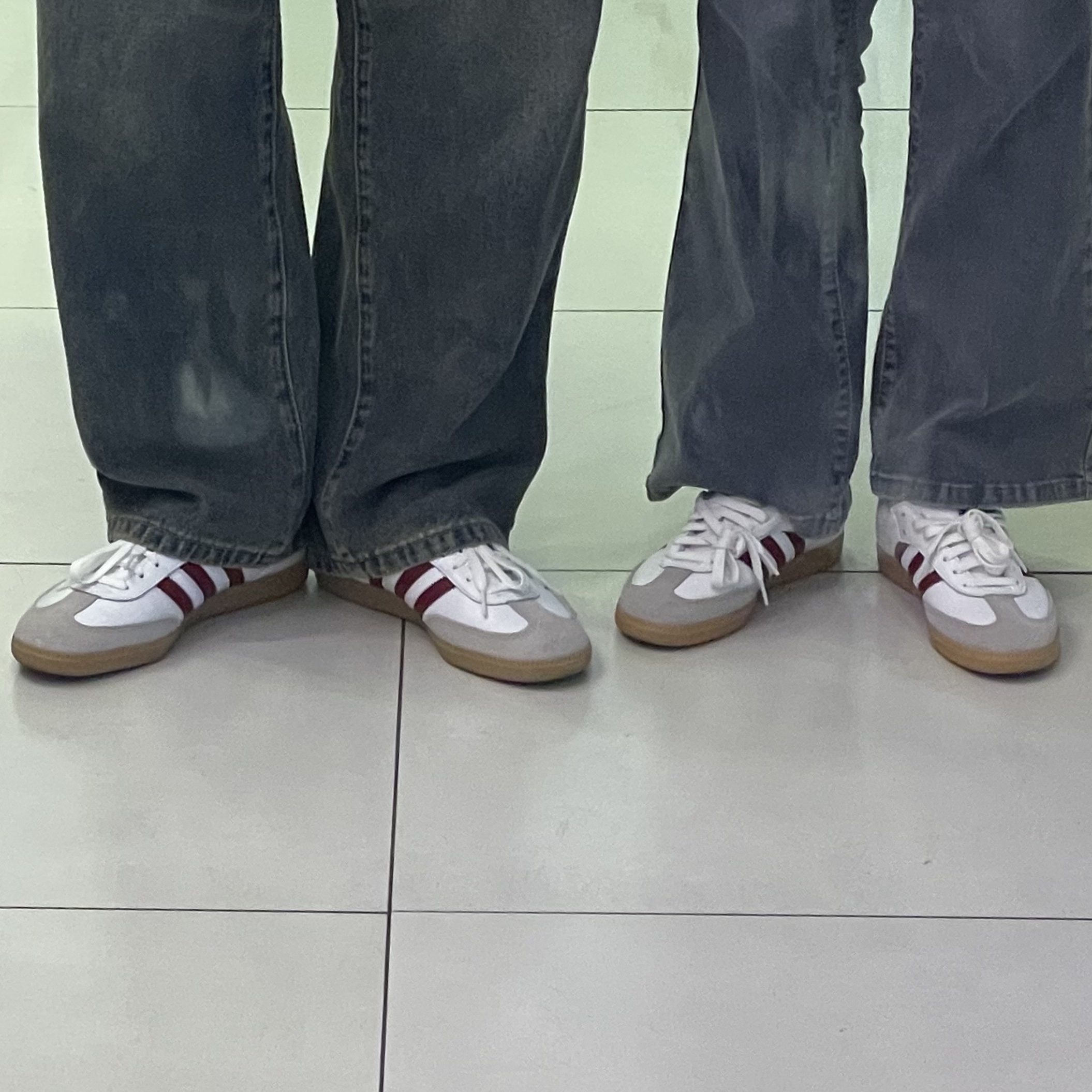 Adidas Samba OG Cloud White Collegiate Burgundy 착용 스타일 - 1