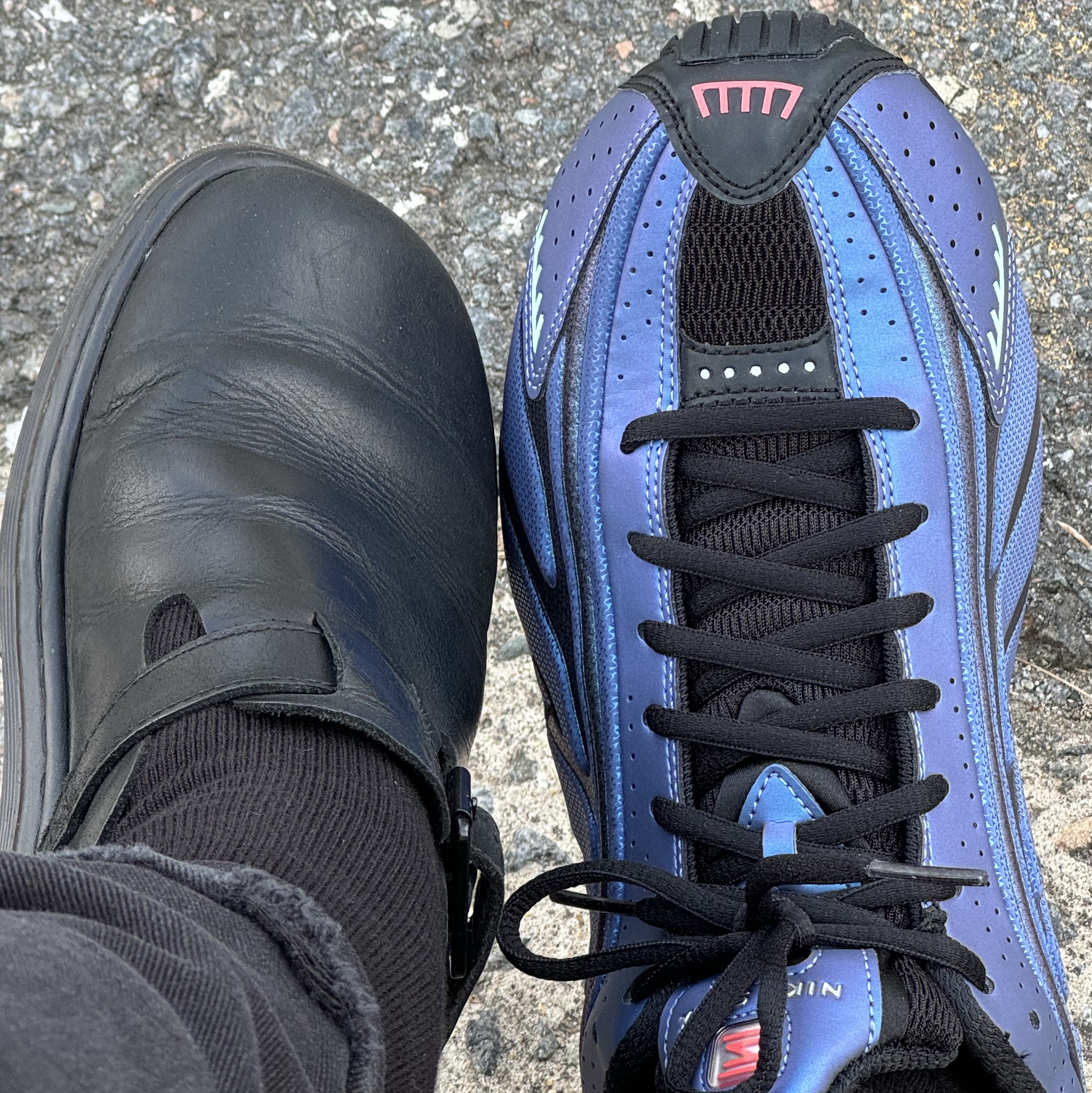 Nike Shox R4 Black and Hot Punch, Puma Vaderon Clean Mirage Gray White 착용 스타일 - 3