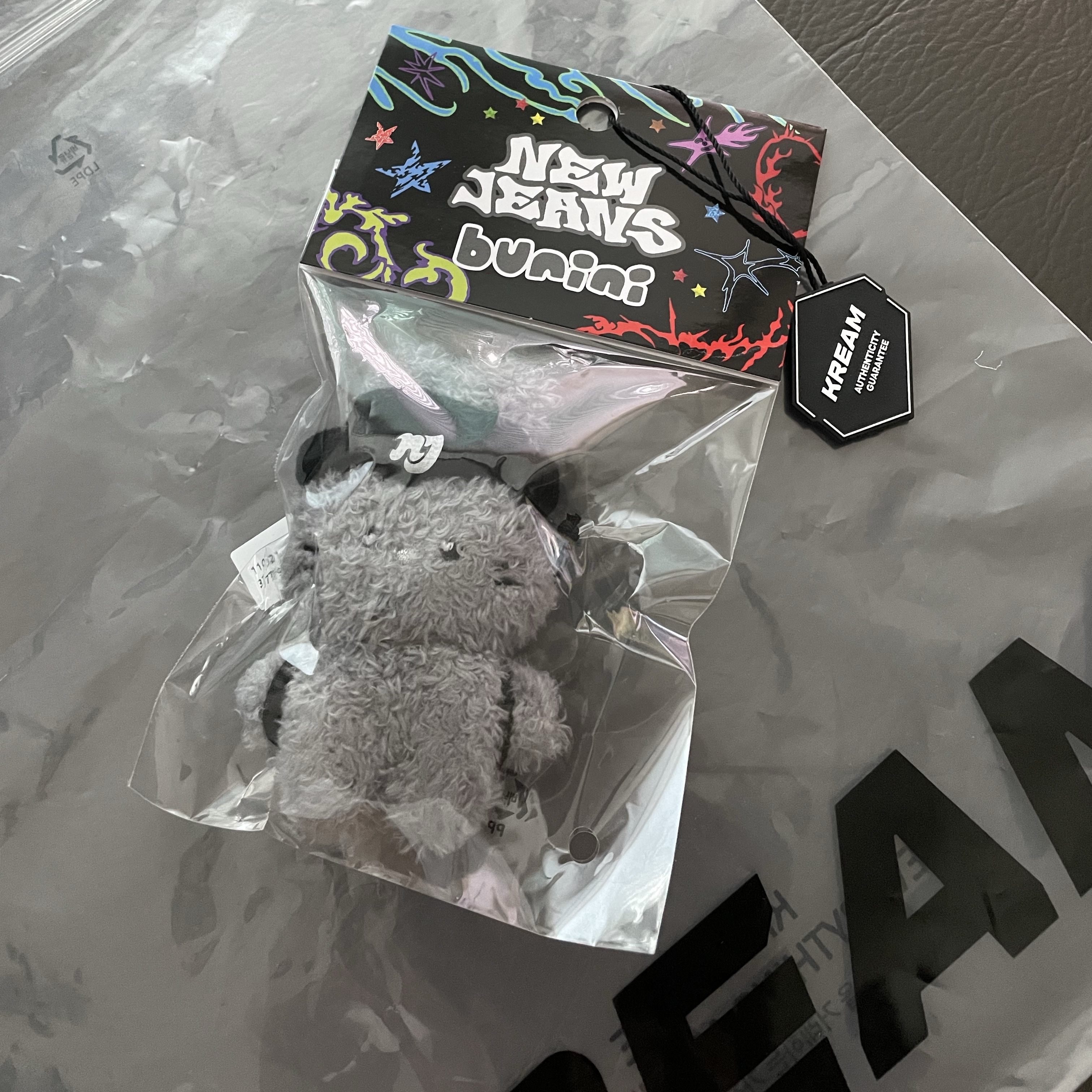 NewJeans Bunini Mini Costume Keyring Gray 착용 스타일 - 1