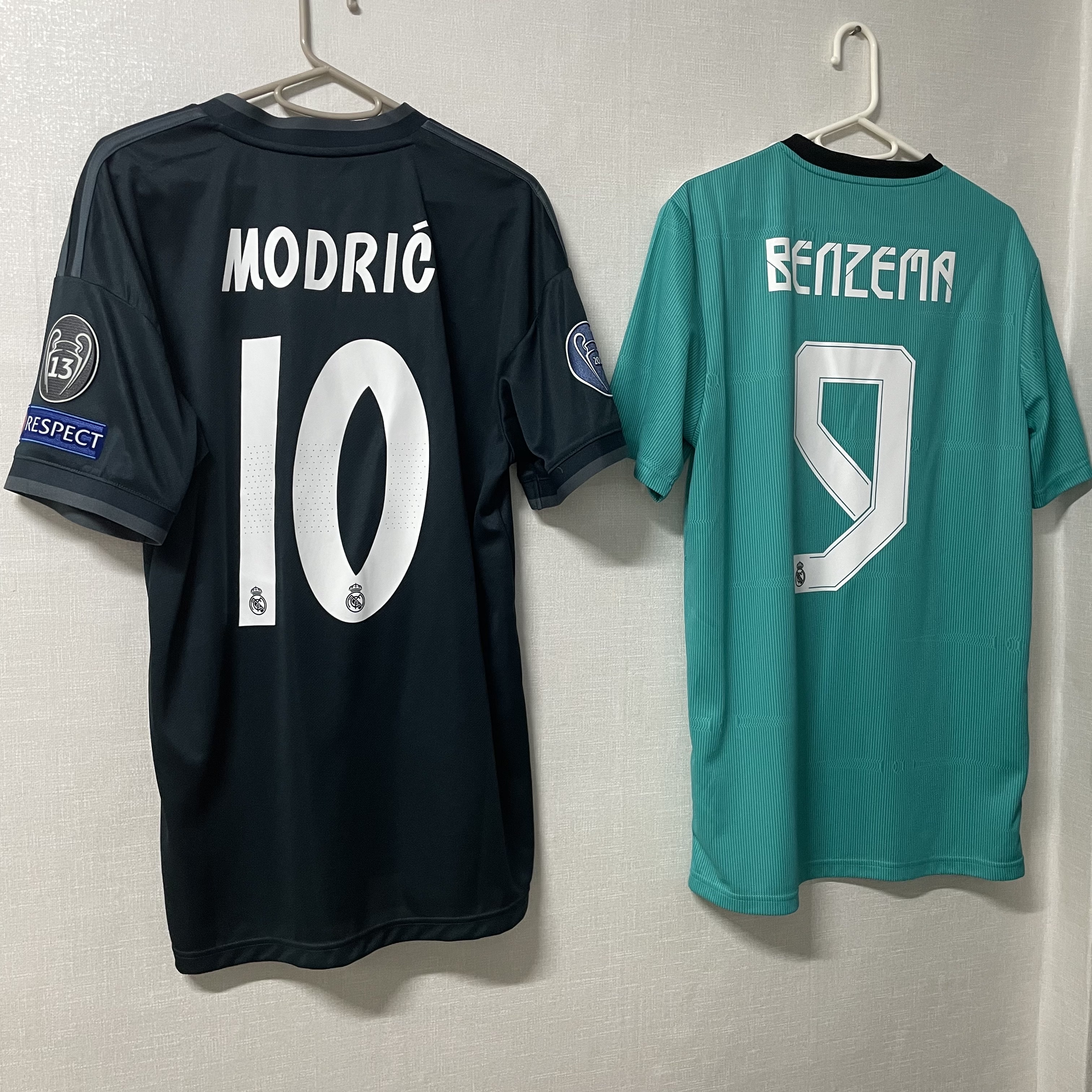 Adidas Real Madrid 2024/25 3rd Jersey Charcoal - KR Sizing (Non Marking Ver.), Adidas Real Madrid 2024/25 Home Jersey White - KR Sizing (Non Marking Ver.) 착용 스타일 - 2