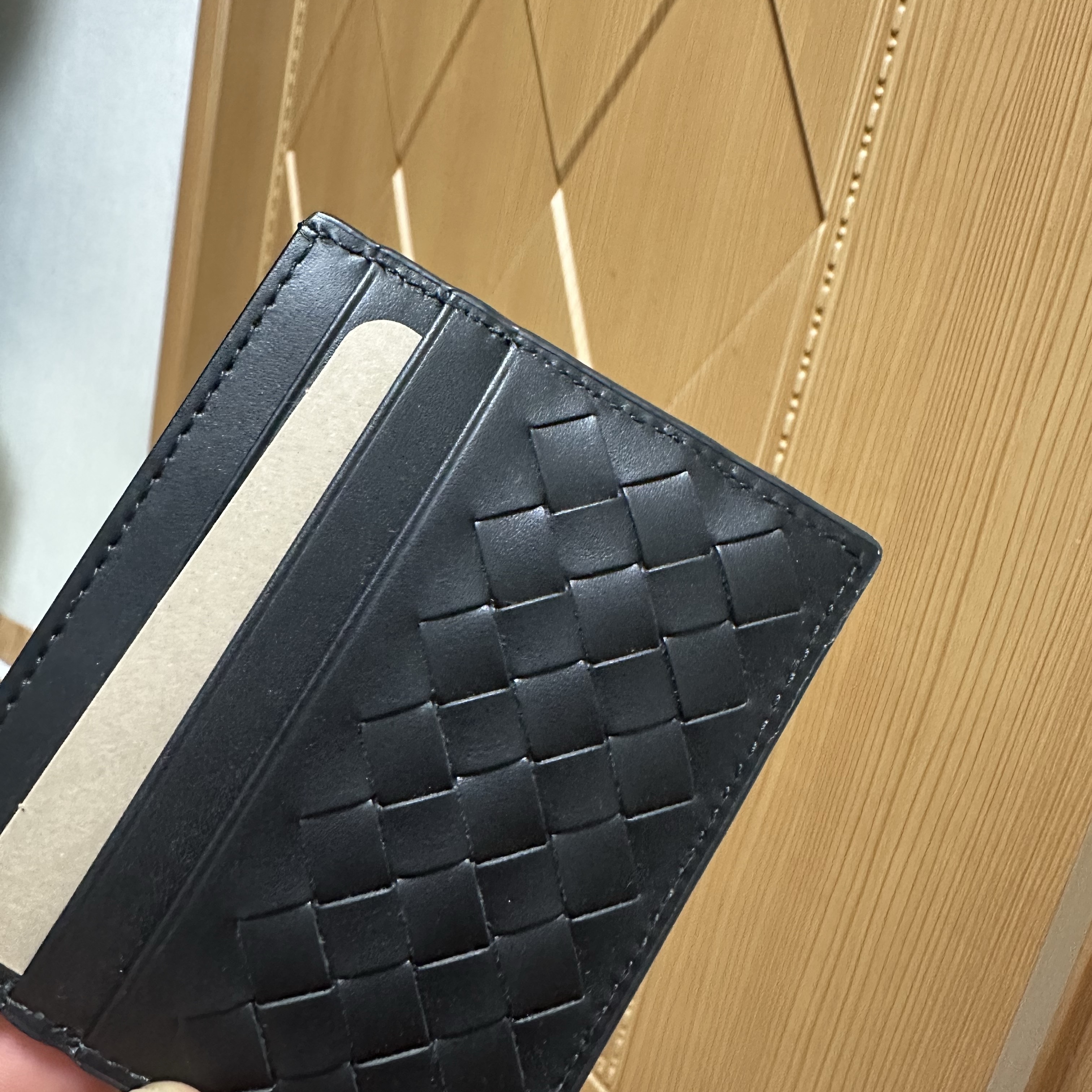 Bottega Veneta Credit Card Case Black 착용 스타일