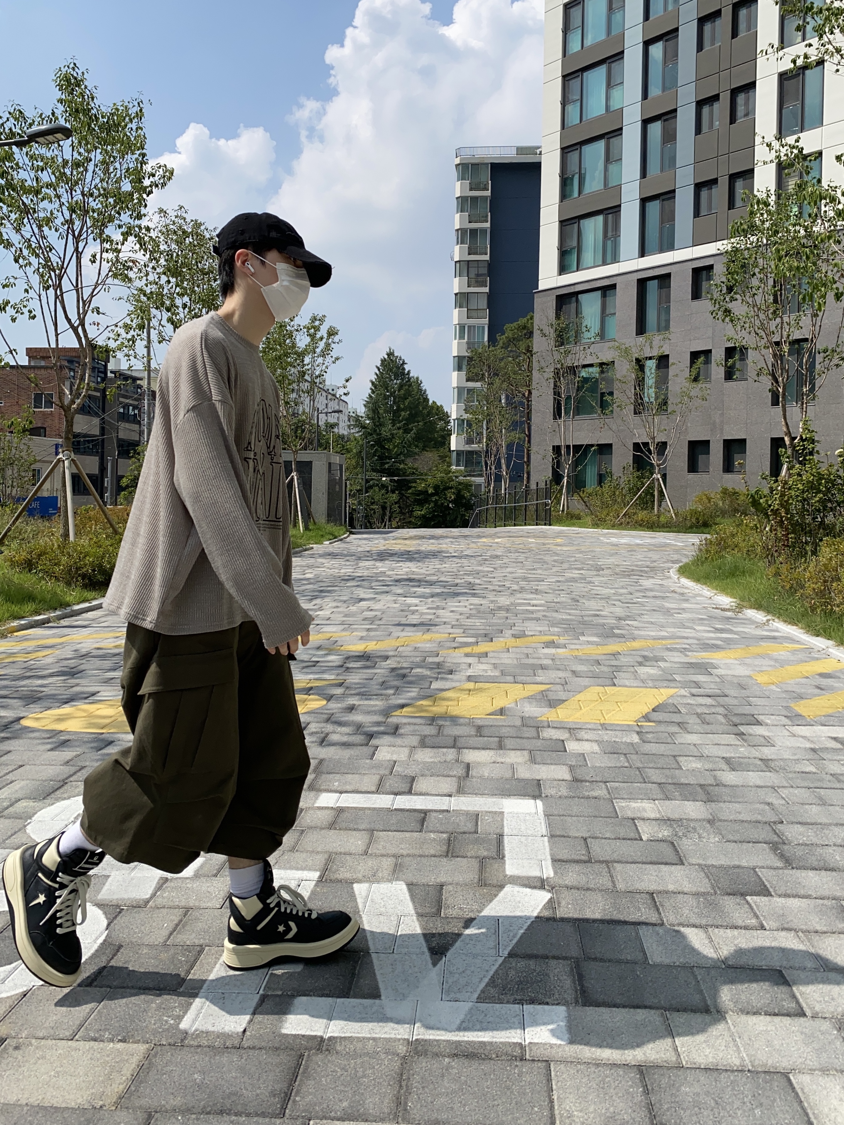Converse x Drkshdw Turbowpn Black Cream, Nonnod Side Cargo Shorts Khaki 착용 스타일 - 6