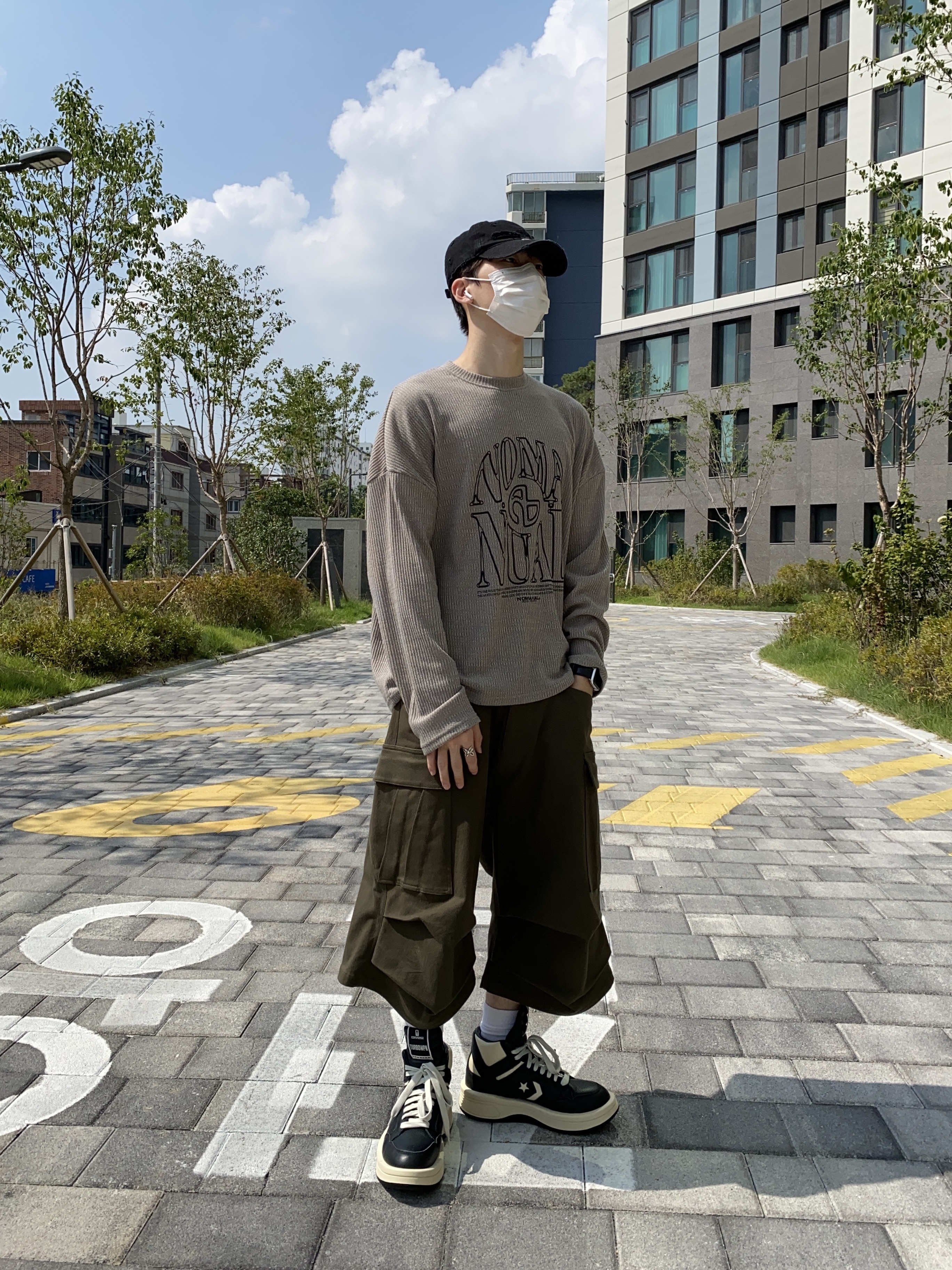 Converse x Drkshdw Turbowpn Black Cream, Nonnod Side Cargo Shorts Khaki 착용 스타일 - 1