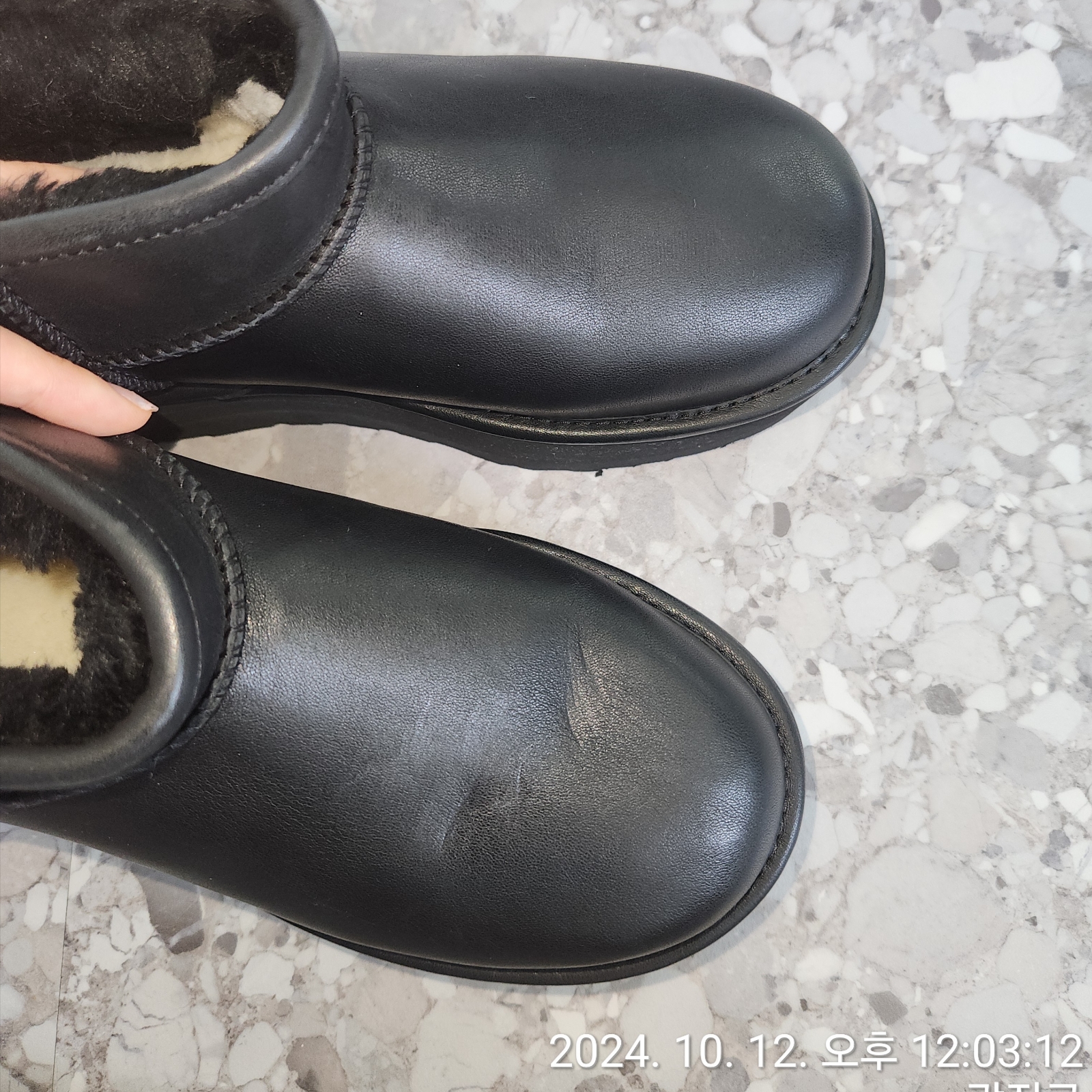 (W) UGG Classic Ultra Mini Platform Black Leather 착용 스타일