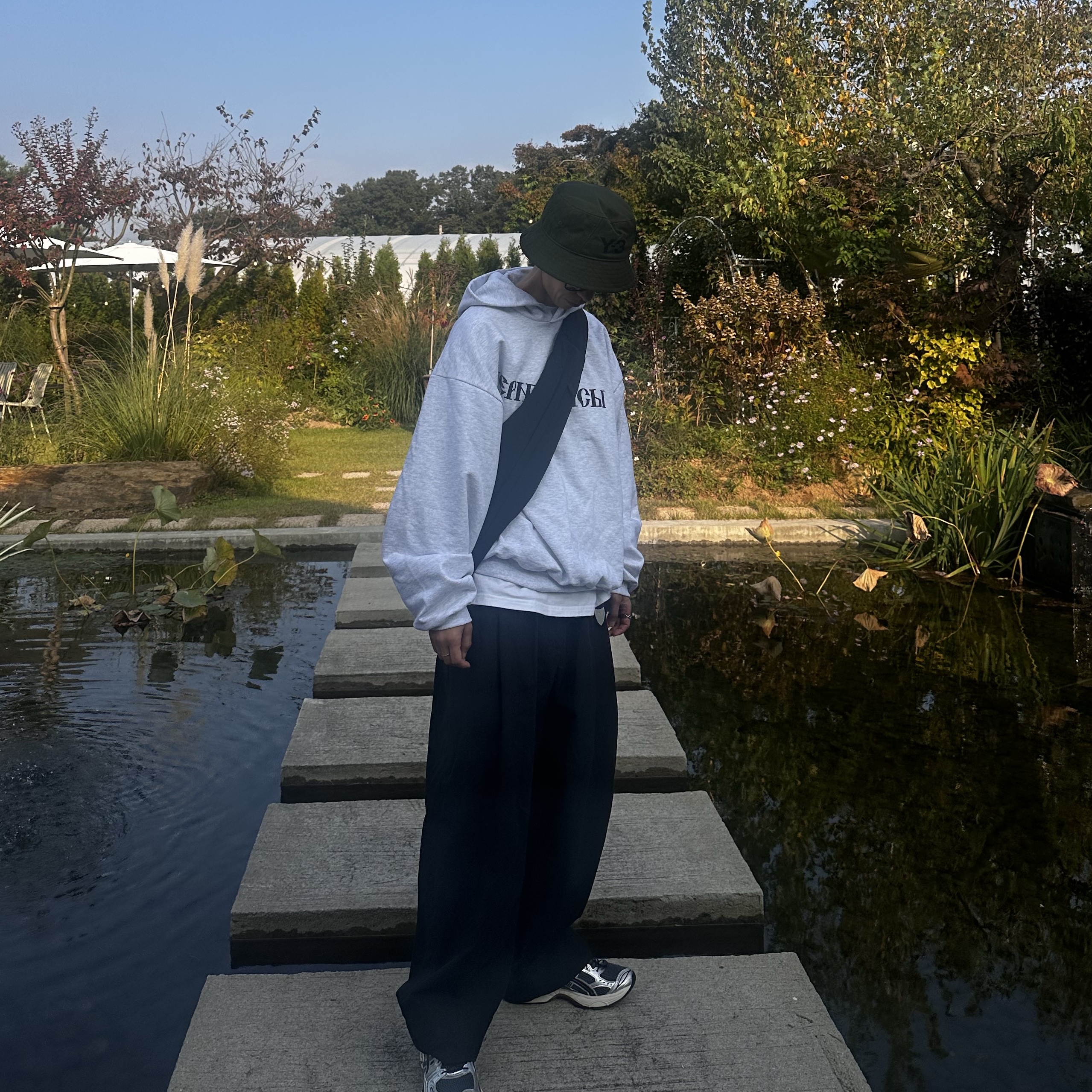 Yeezy Gap Engineered By Balenciaga Snake Bag Black, Yeezy x Gosha Rubchinskiy YZY Black Dogs Hoodie Heather Grey 착용 스타일 - 1
