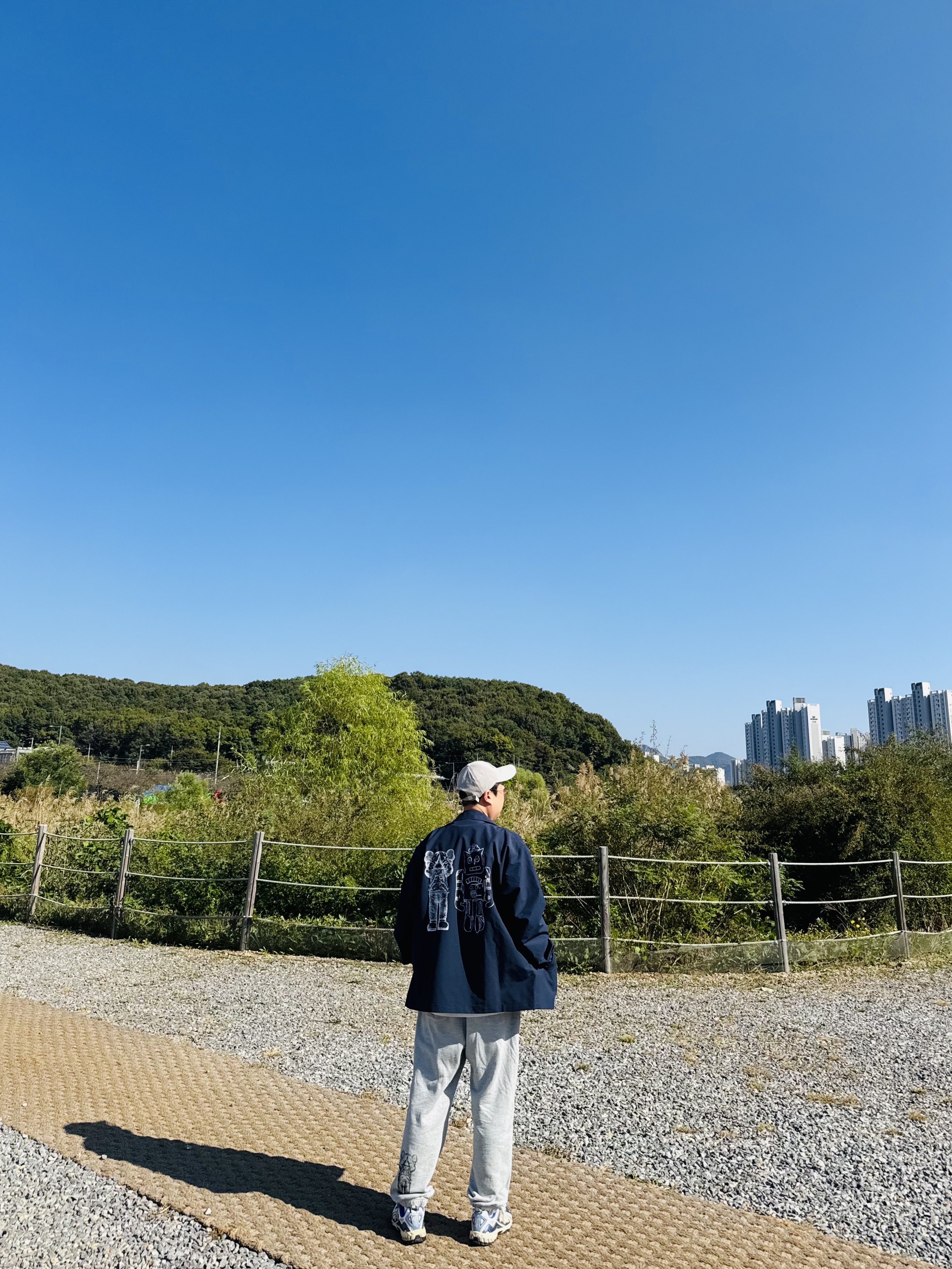 Emis Wappen Ball Cap Gray, Uniqlo UT x Kaws x Warhol Sweatpants Heather Gray 착용 스타일 - 7