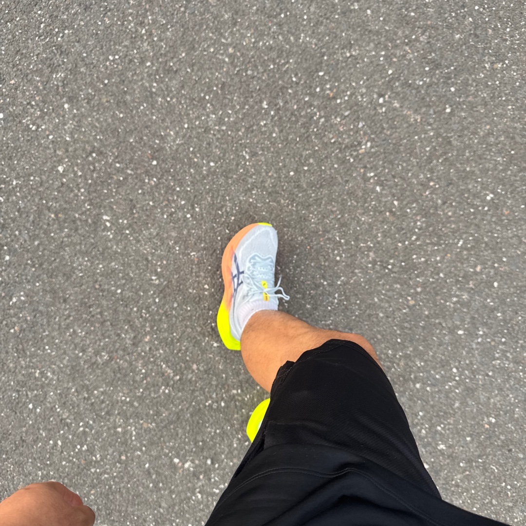 Asics Superblast 2 Paris Cool Grey Safety Yellow 착용 스타일 - 2