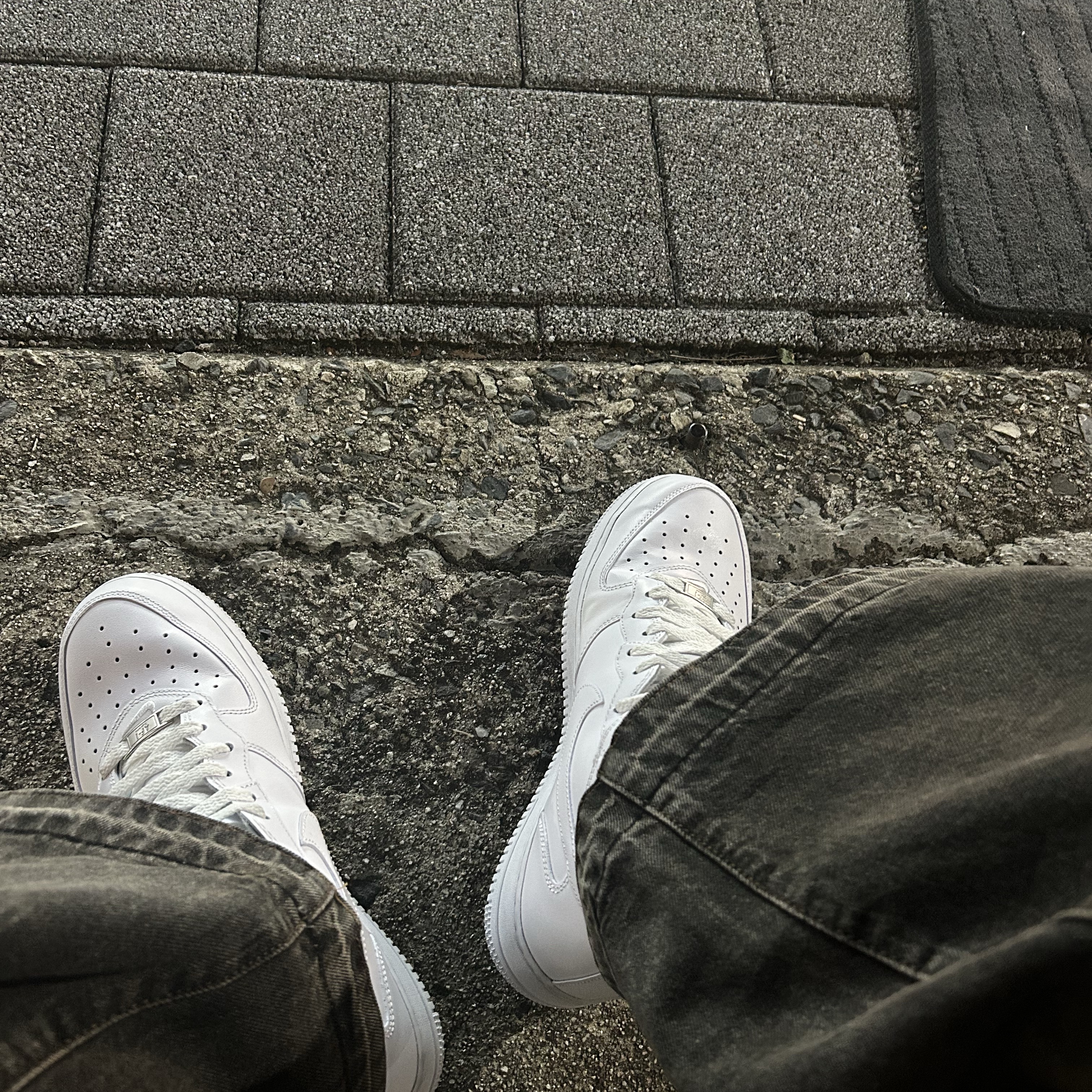Nike x Supreme Air Force 1 Mid White 착용 스타일 - 3