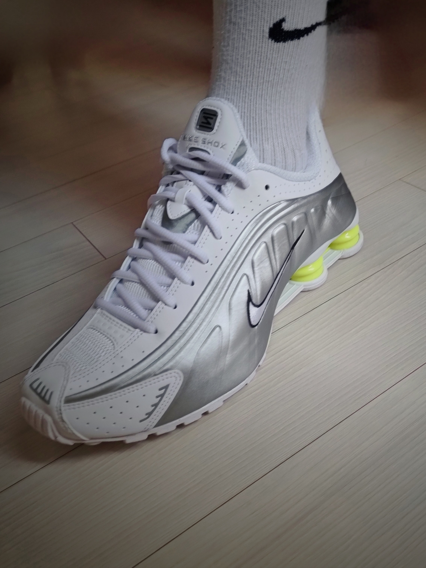 (W) Nike Shox R4 White Metallic Silver, Nike Shox R4 Black and Metallic Silver 착용 스타일