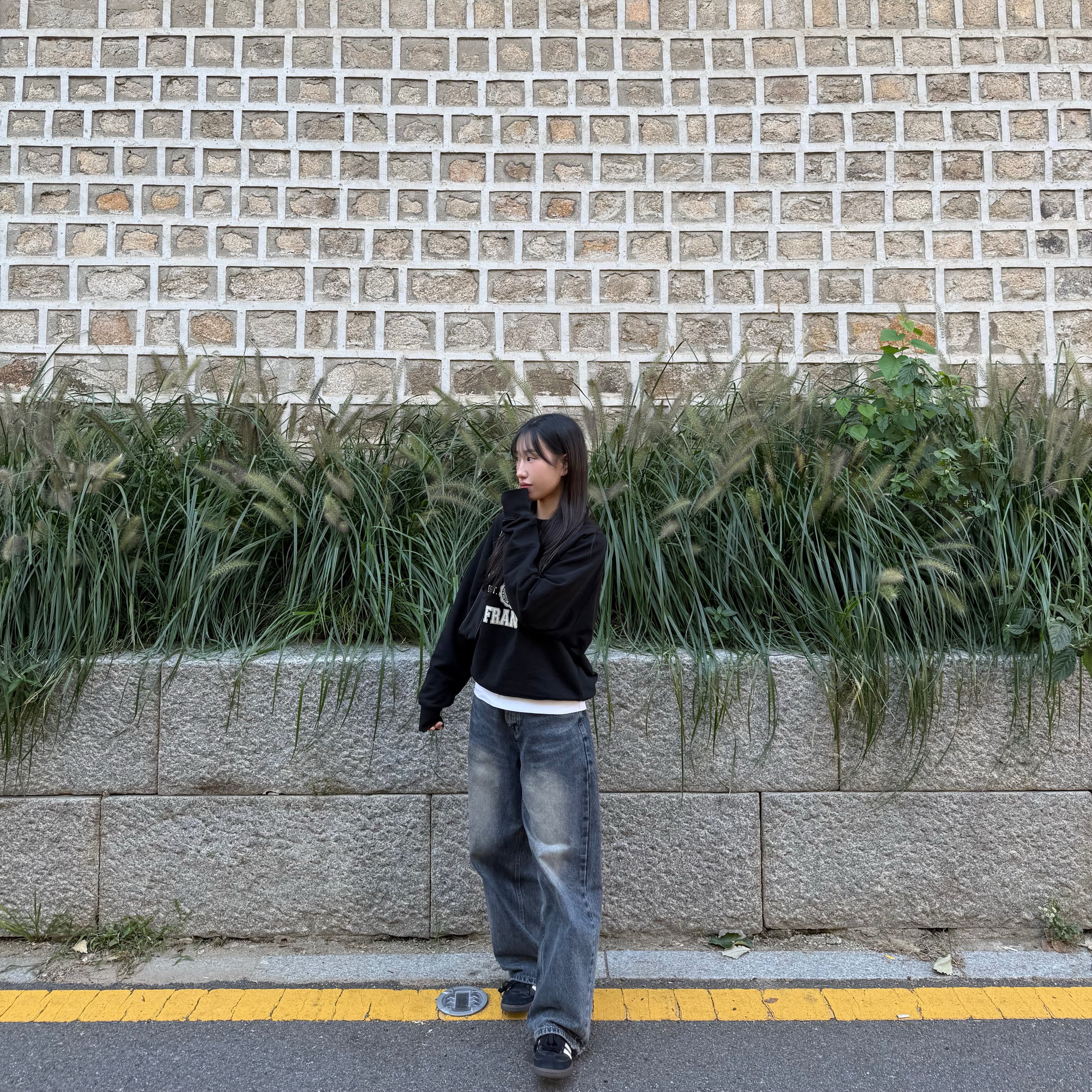 Adidas Samba OG Black White Gum, AMI Paris France Sweatshirt Black 착용 스타일 - 1