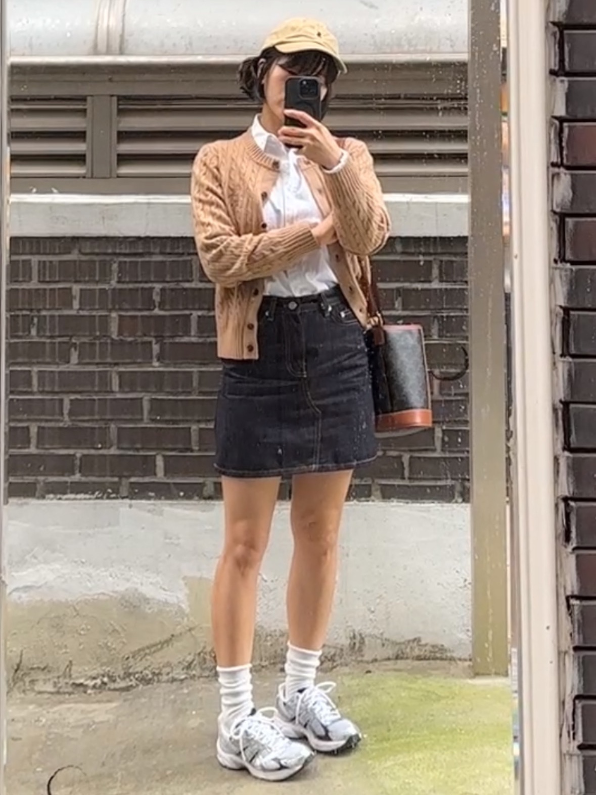 Asics Gel-1130 White Black, Celine Small Bucket in Triomphe Canvas and Calfskin Tan 착용 스타일