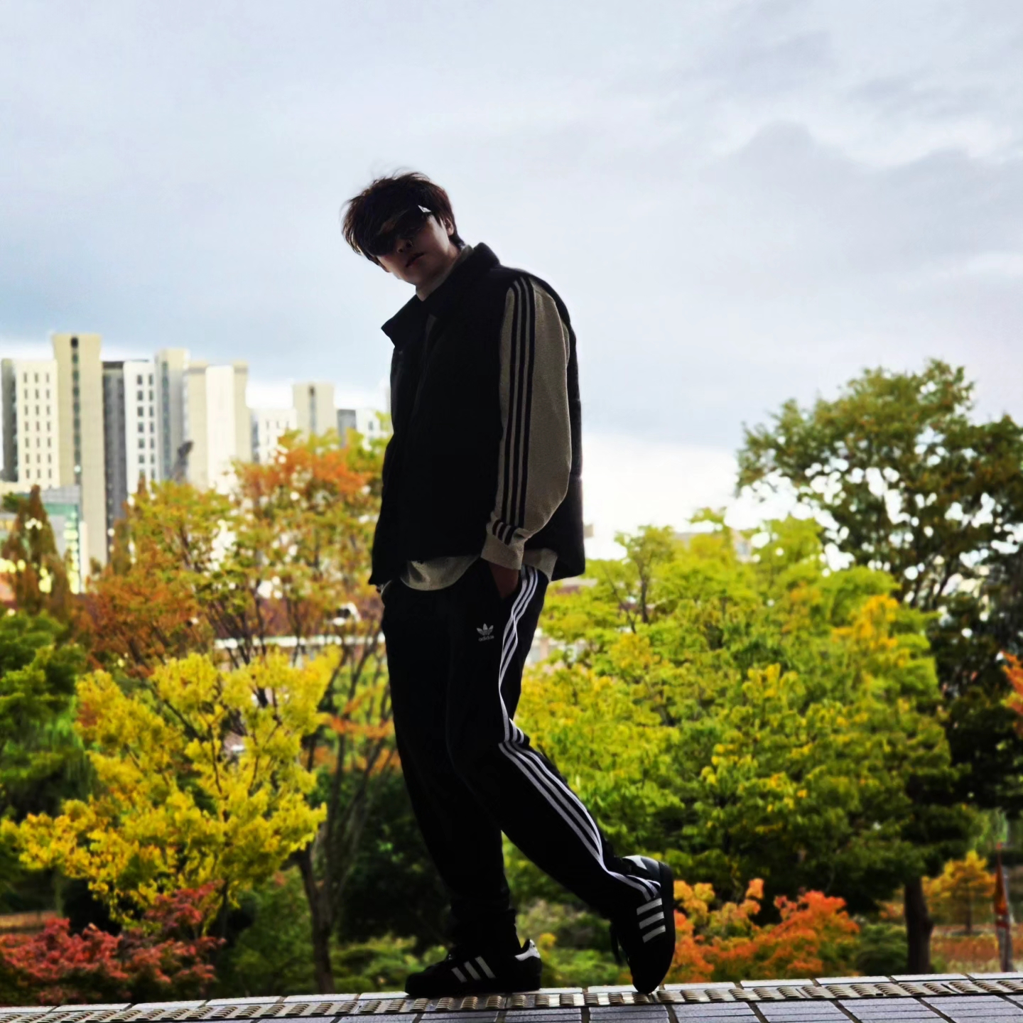 Adidas Adicolor Classic 3-Stripes Half-Zip Sweatshirt Black White - KR Sizing, Adidas Adicolor Classic 3-Stripes Half-Zip Sweatshirt Black White - US Sizing 착용 스타일 - 1