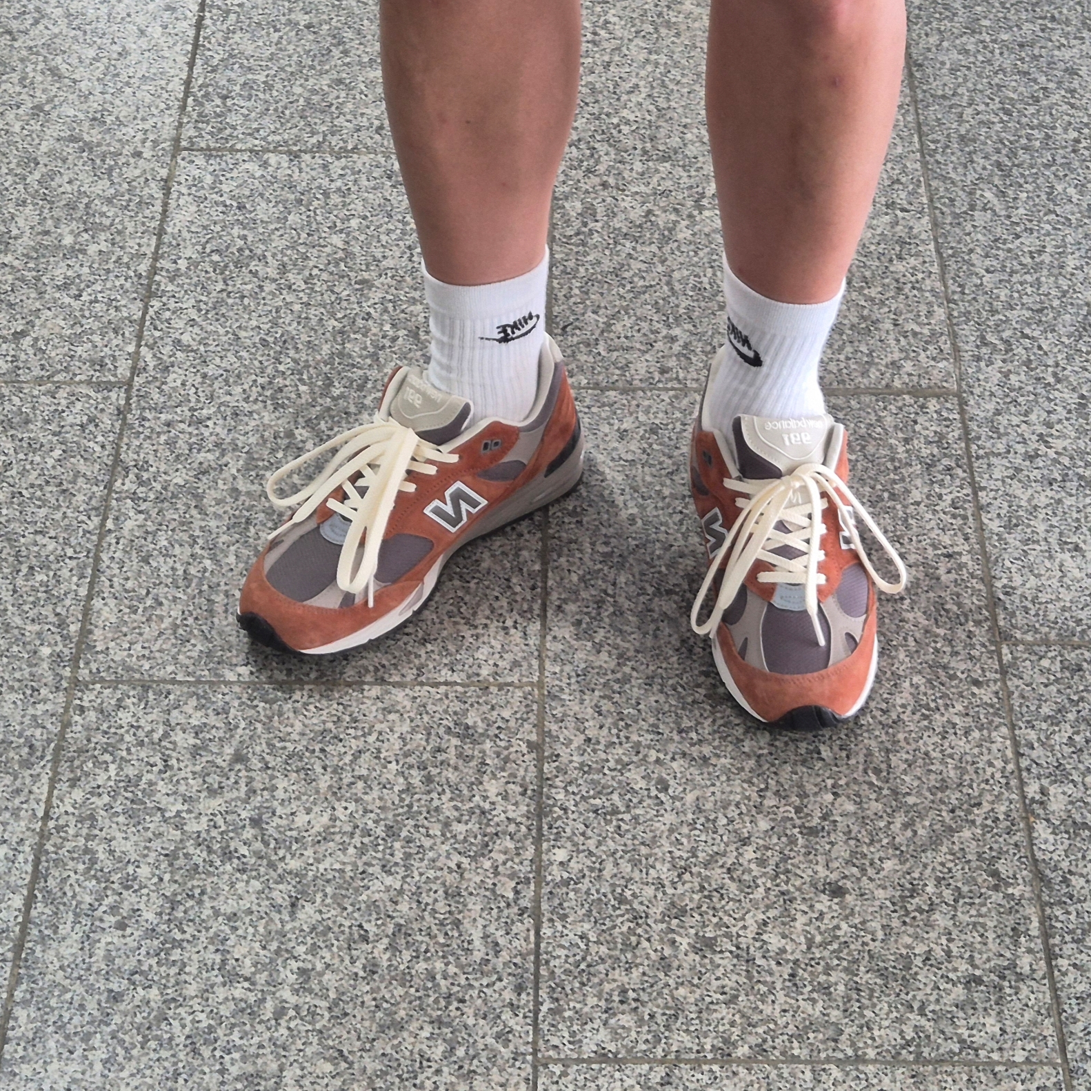 New Balance 991 Made in UK Sequoia Falcon 착용 스타일 - 1