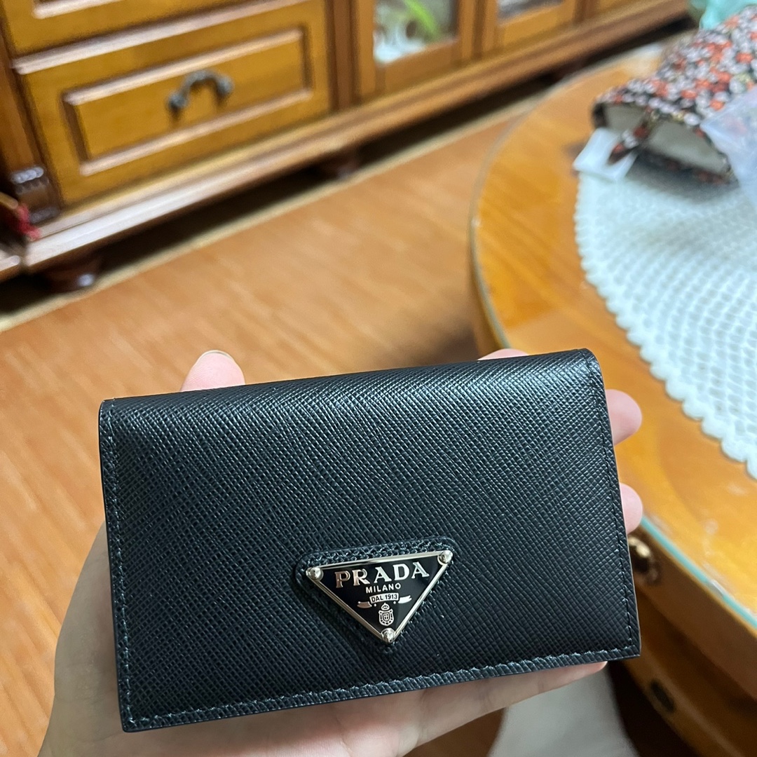 Prada Saffiano Leather Card Holder Black 착용 스타일 - 2
