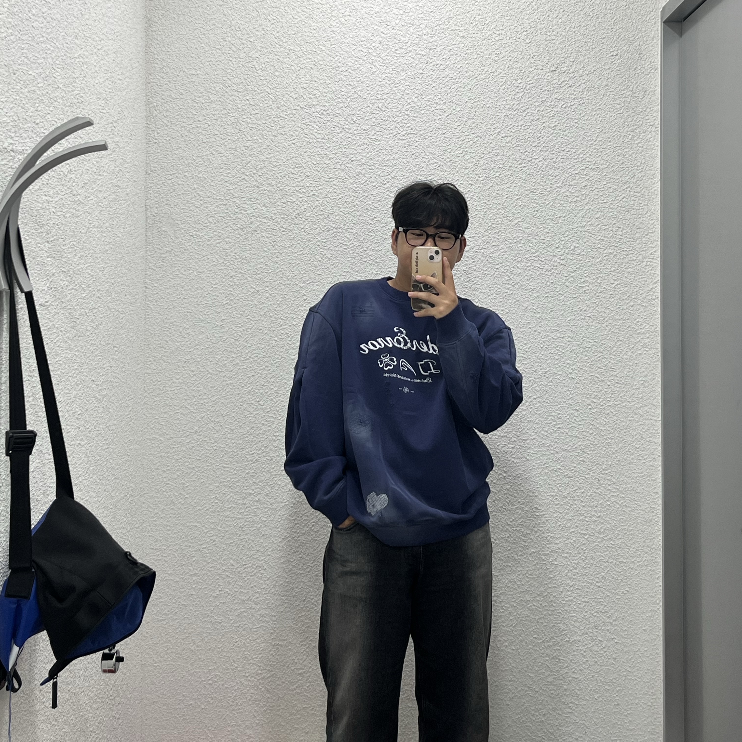 Ader Error Sollec Sweatshirt Navy, Nike Air Force 1 '07 Low Triple Black 착용 스타일 - 2