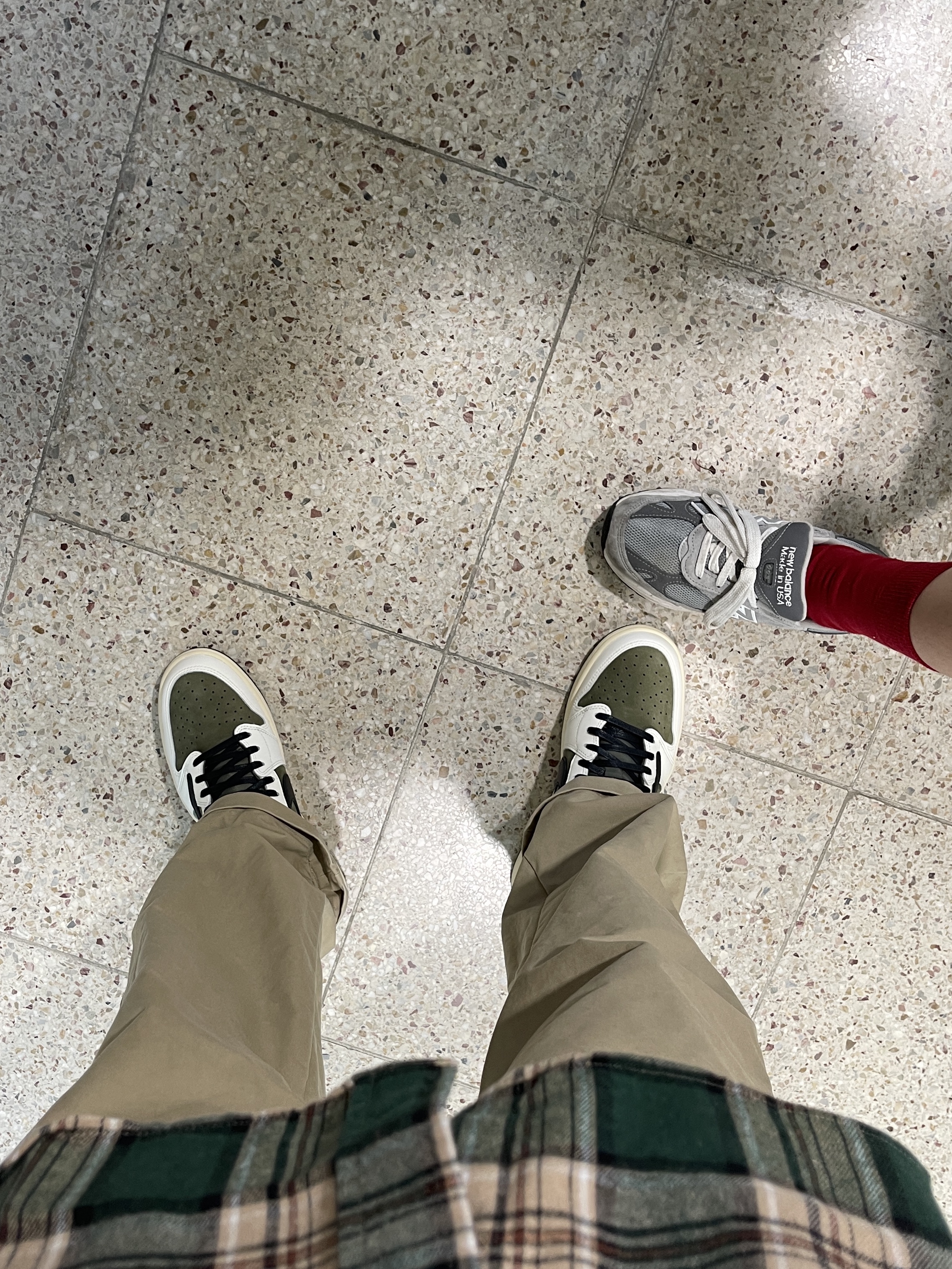 Jordan 1 x Travis Scott Retro Low OG SP Reverse Olive, (W) New Balance 993 Made in USA Grey - B Standard 착용 스타일 - 4